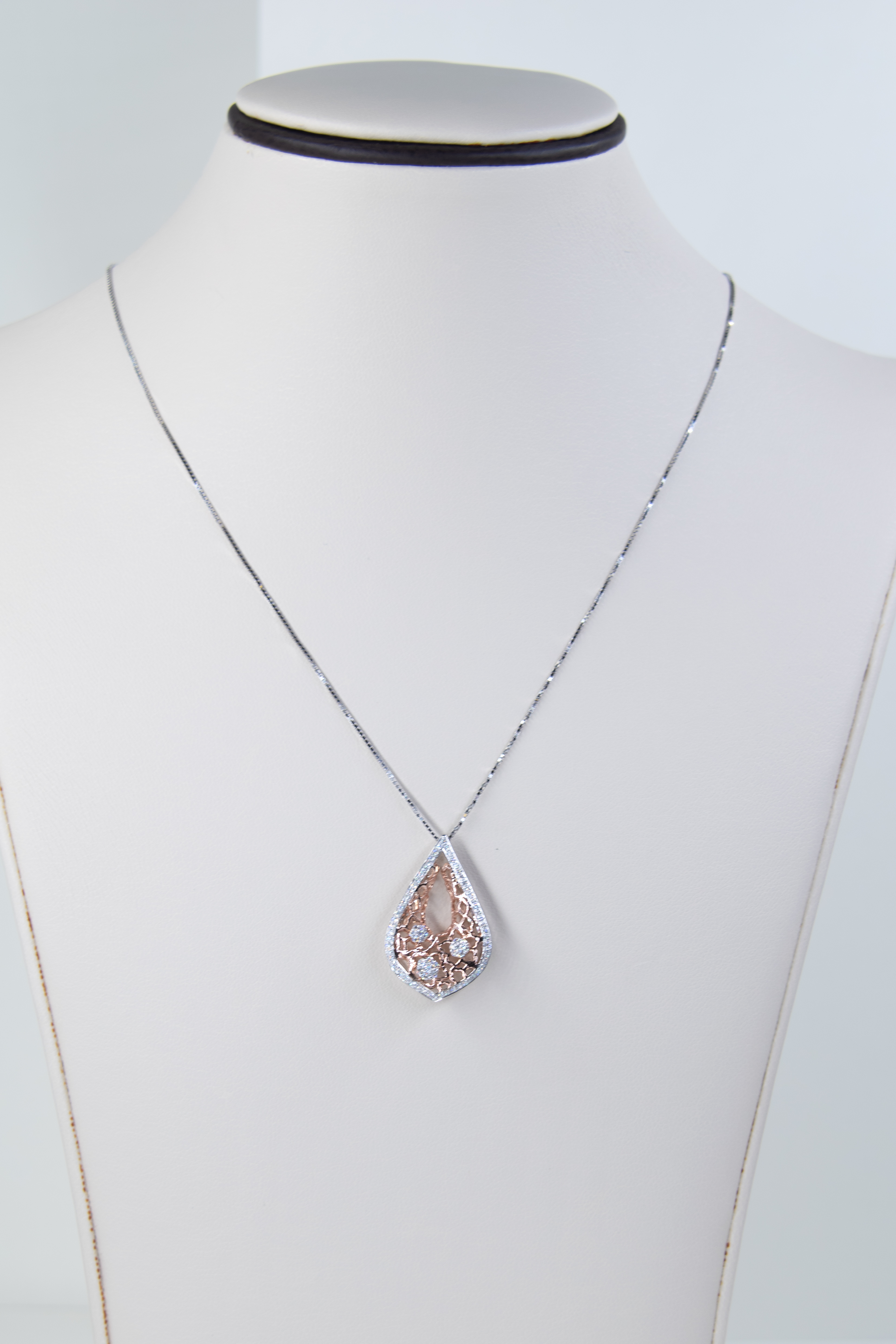 Collar con dije de lágrima