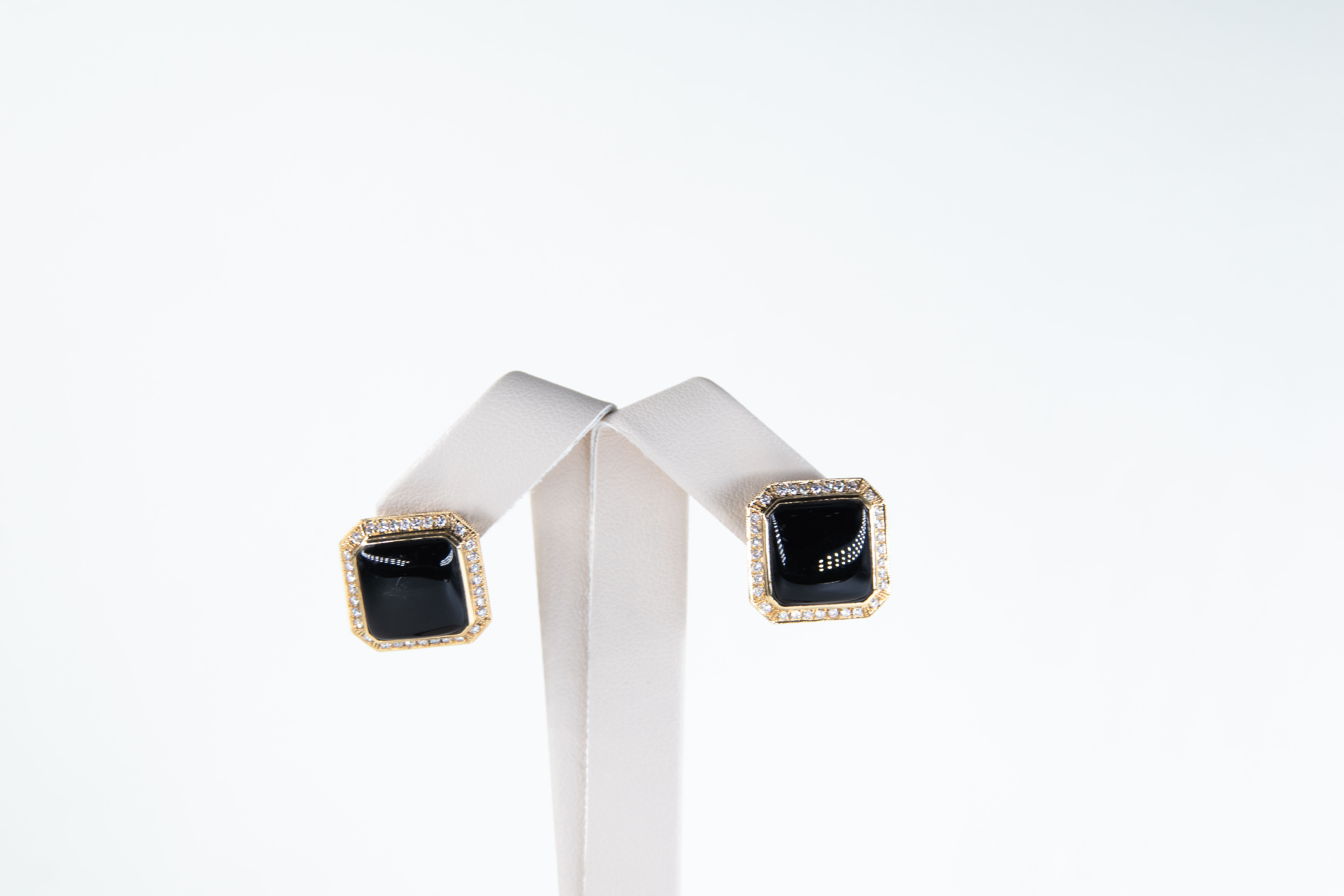 Aretes de oro con piedras preciosas negras
