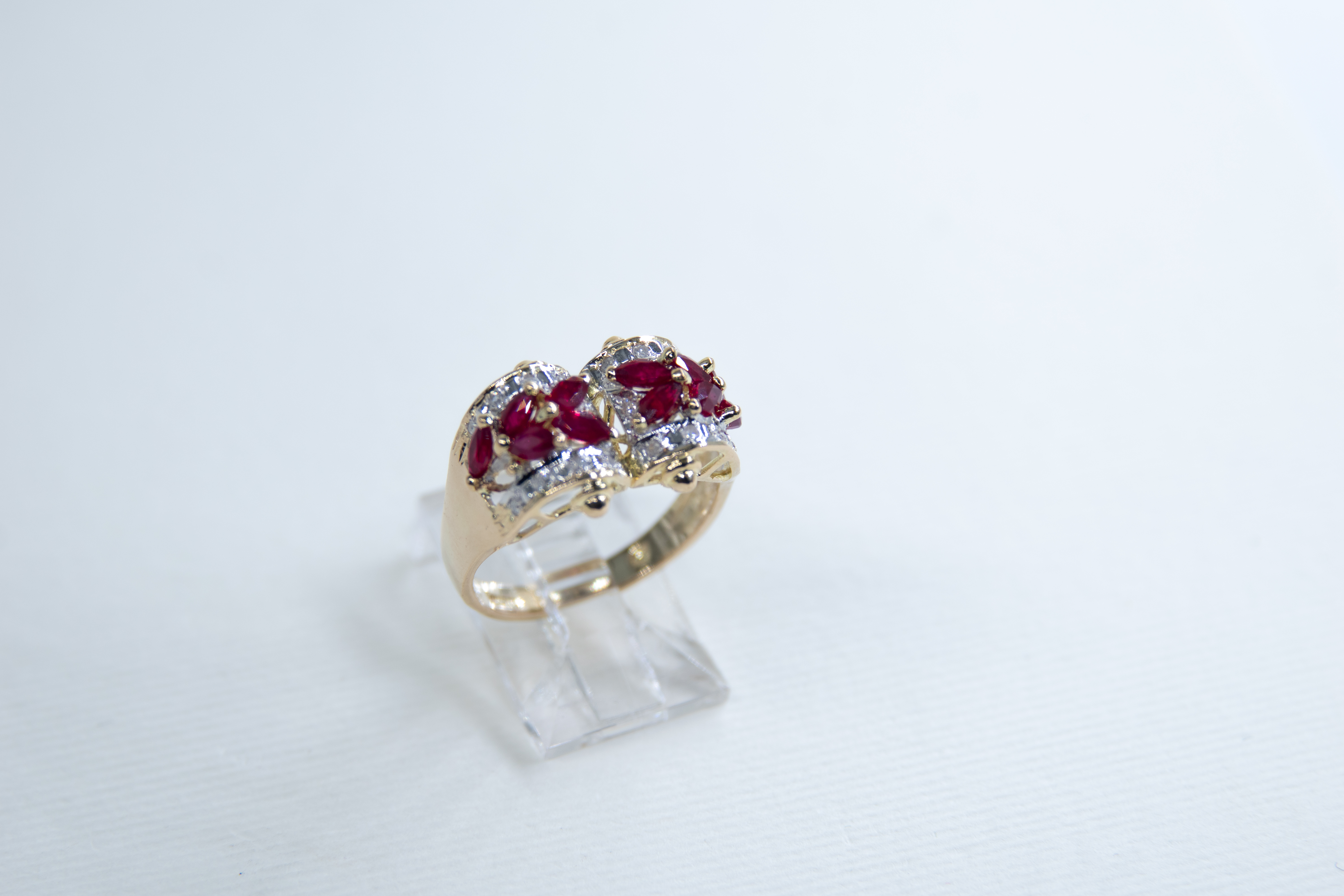 Anillo de oro con piedras preciosas rojas