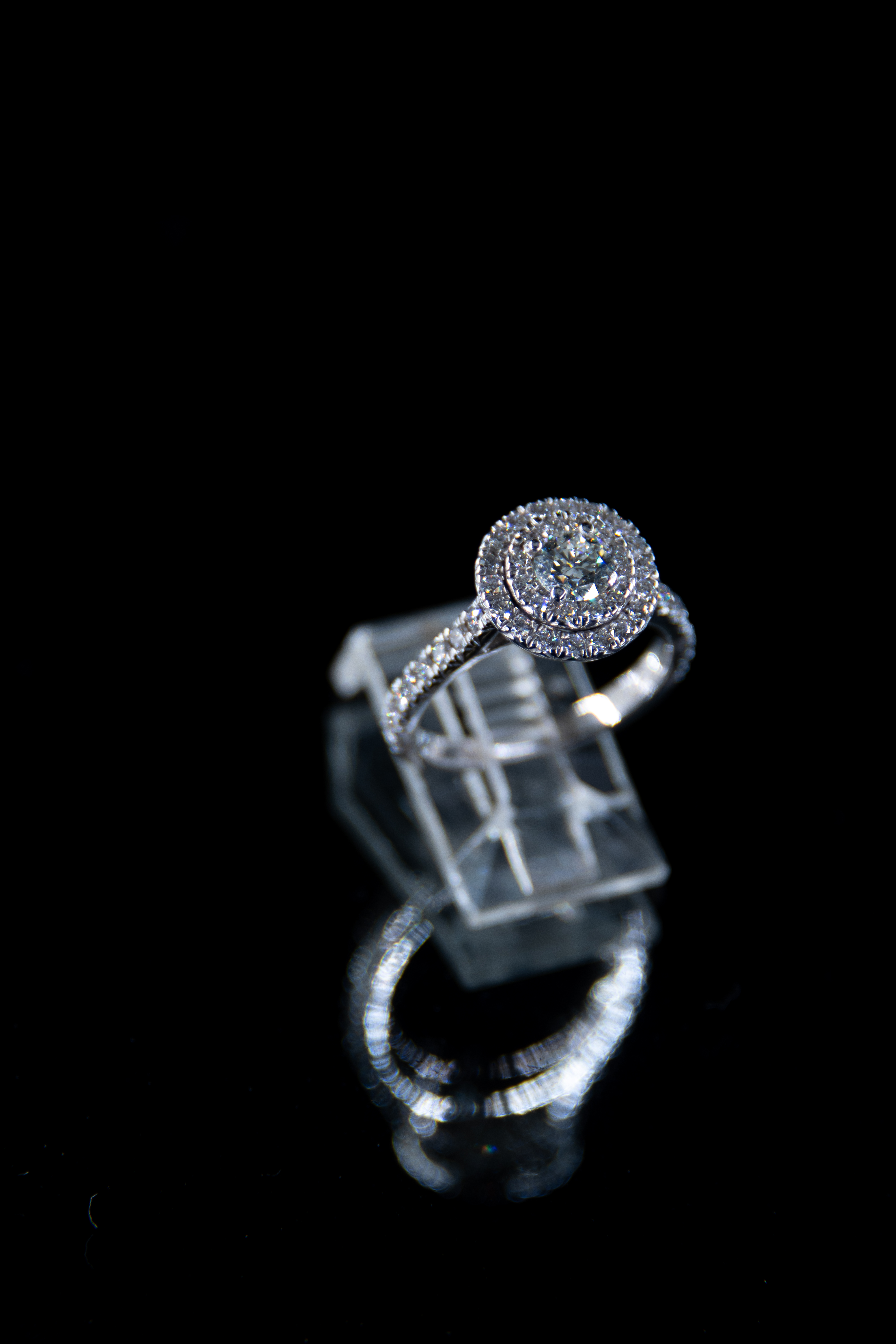 Oro blanco con diamantes