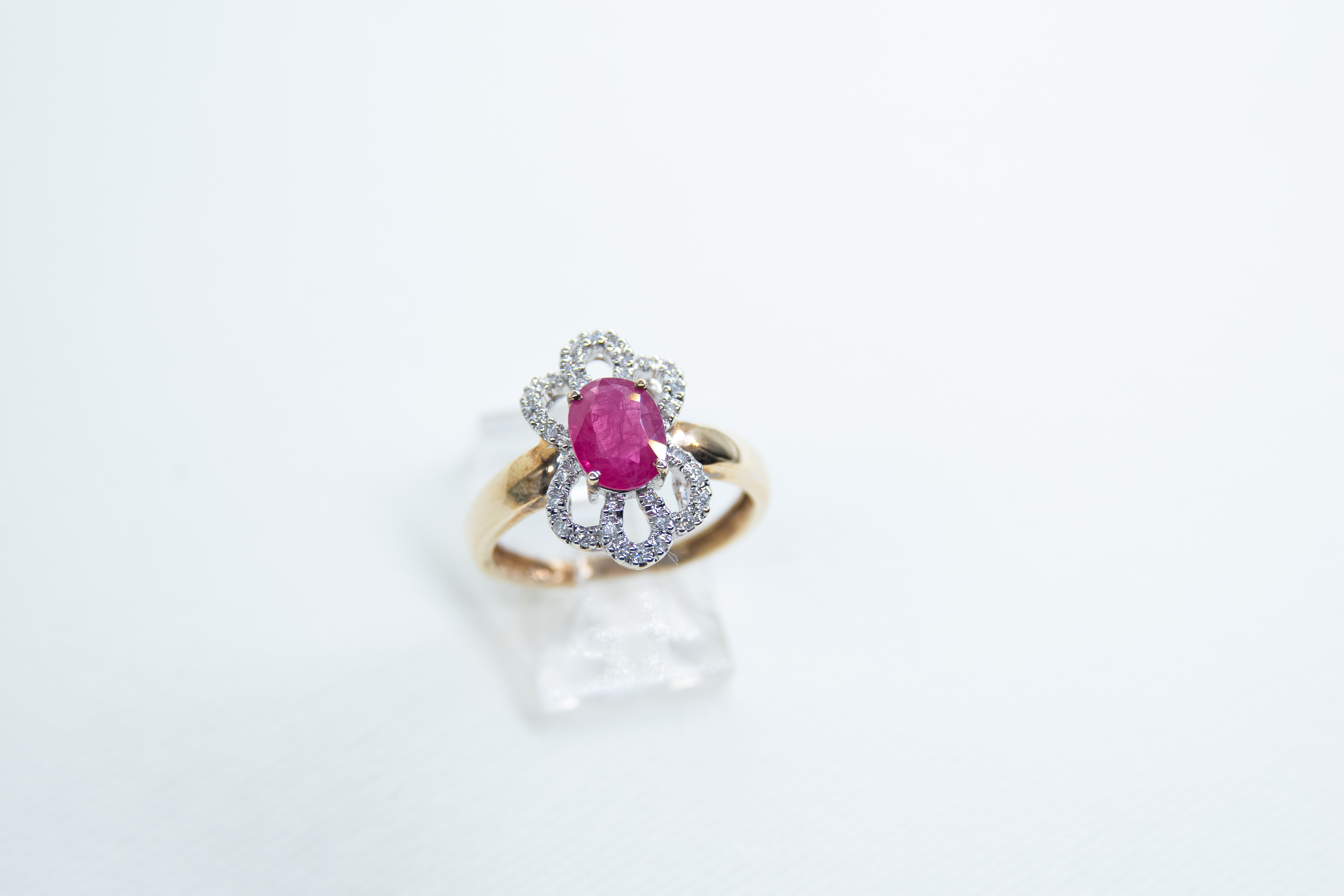 Anillo de oro con rubí y diamantes