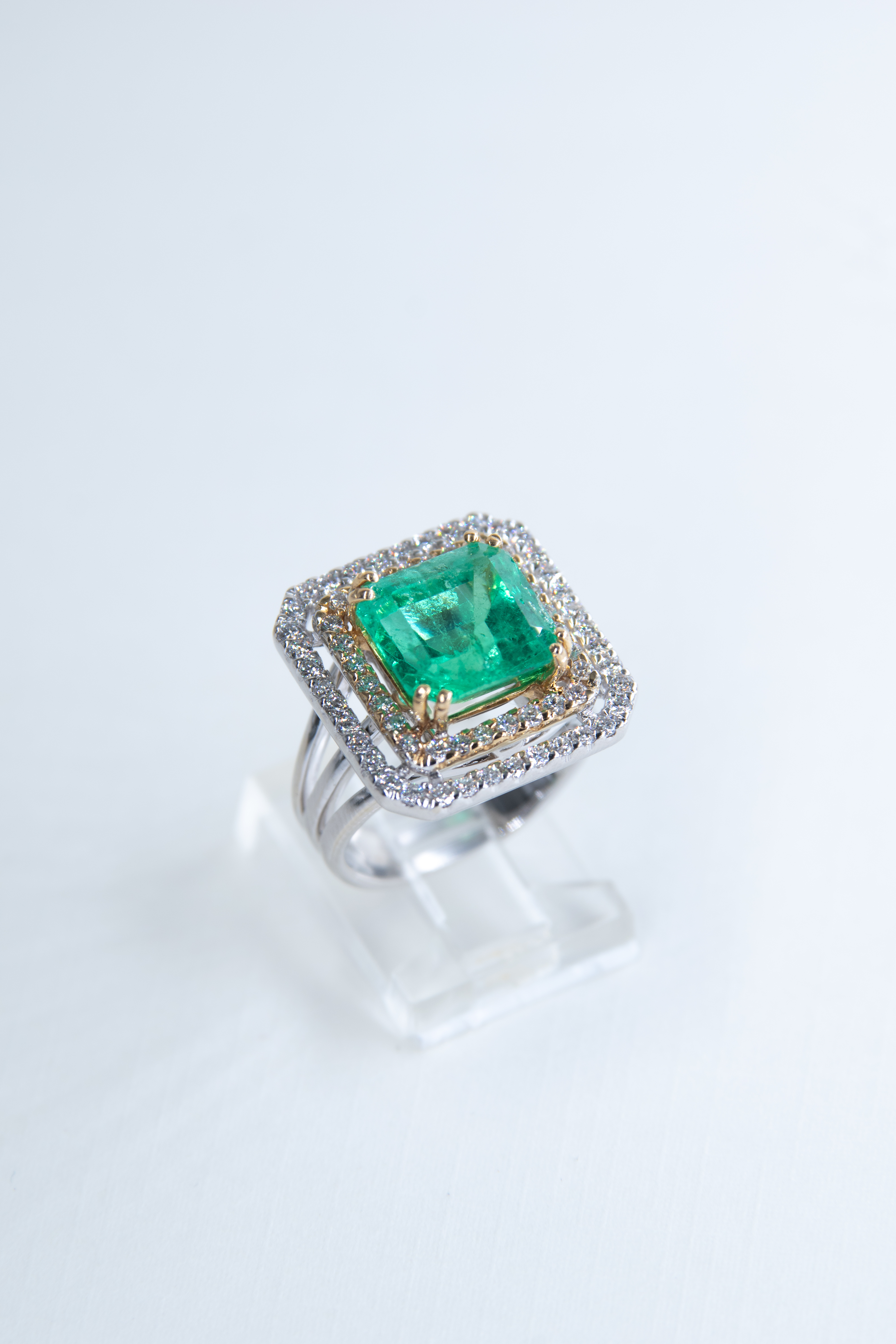 Anillo de esmeralda y diamantes
