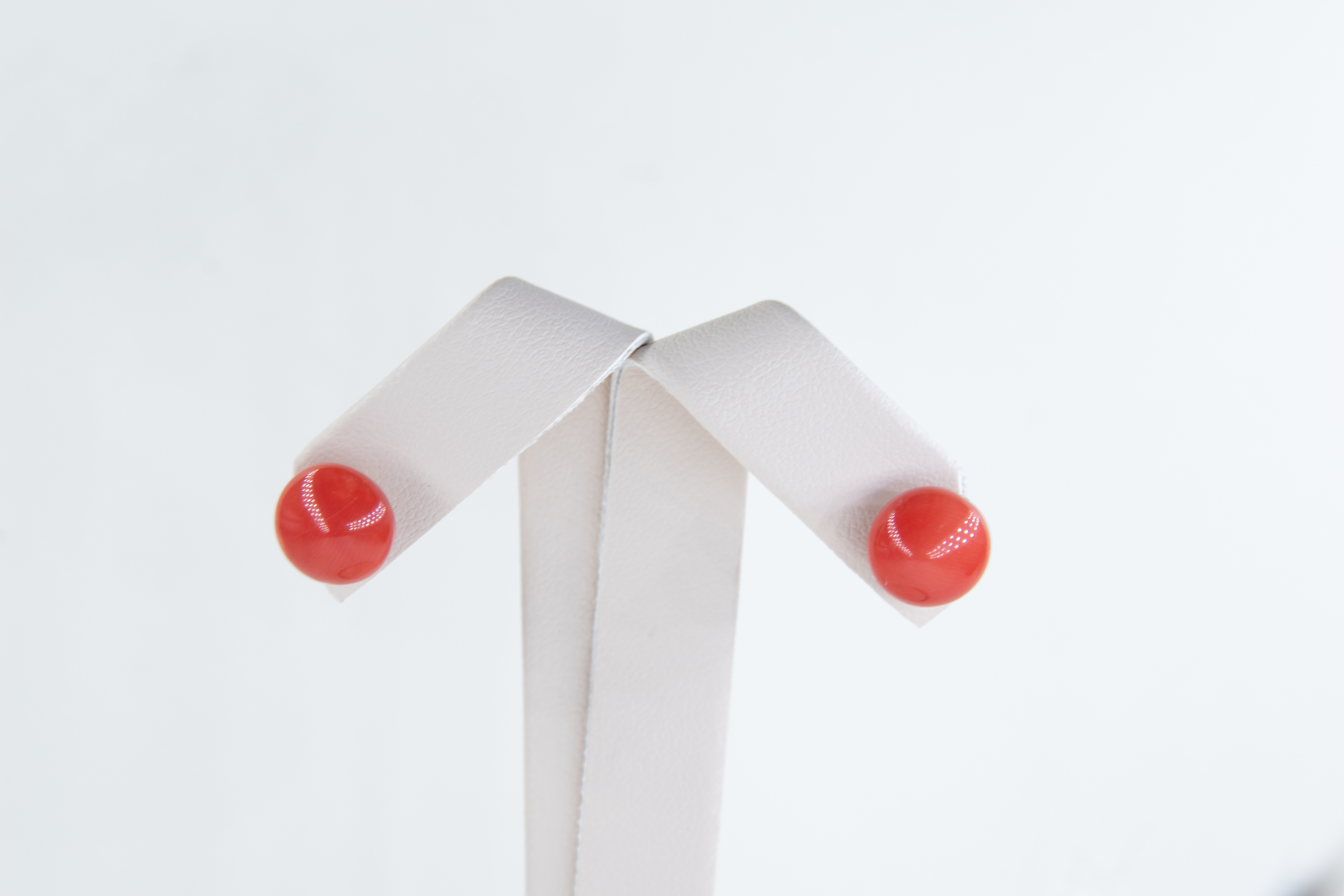 Aretes tipo stud con coral rojo