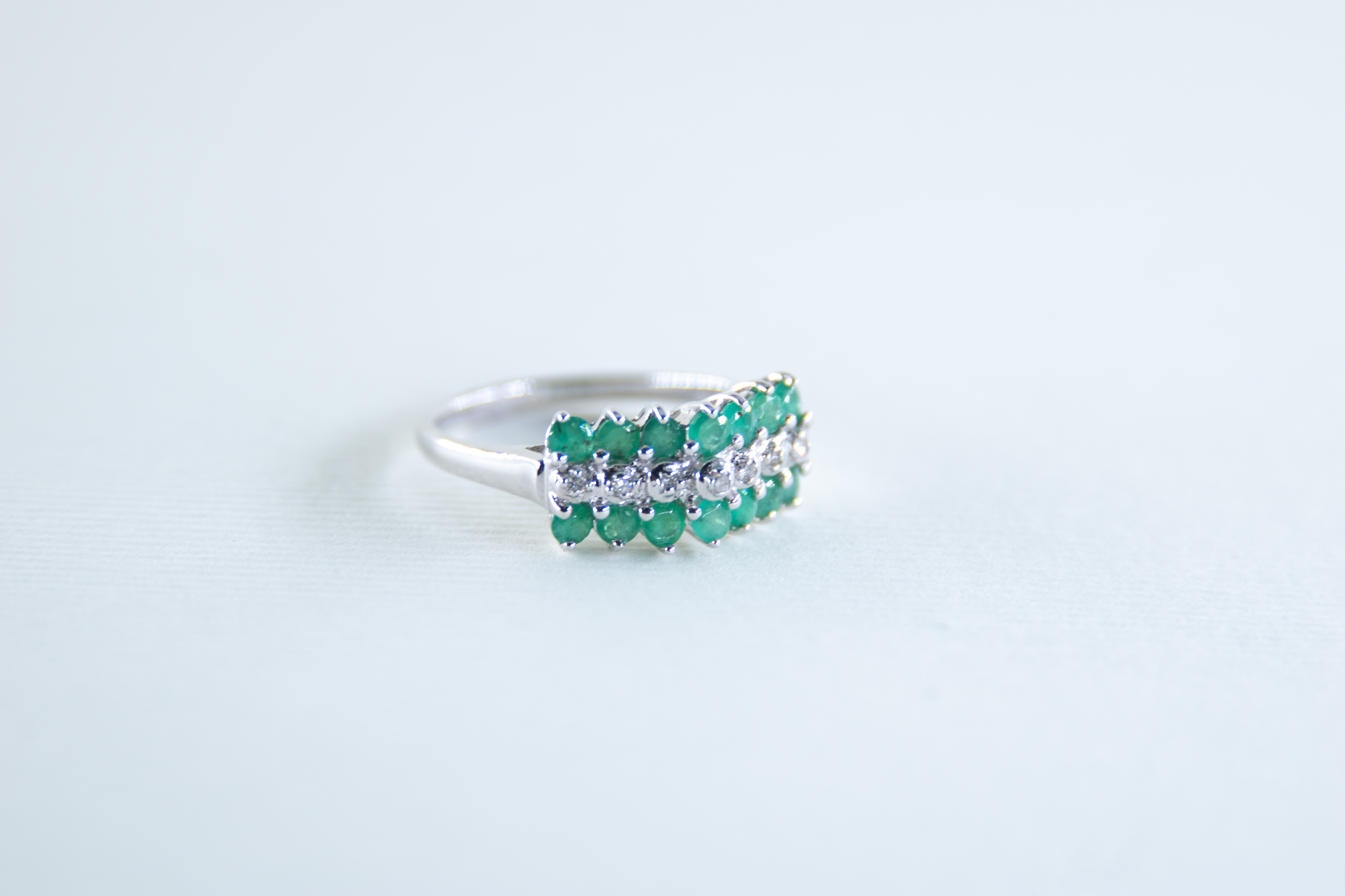 Anillo de plata con esmeralda y diamantes