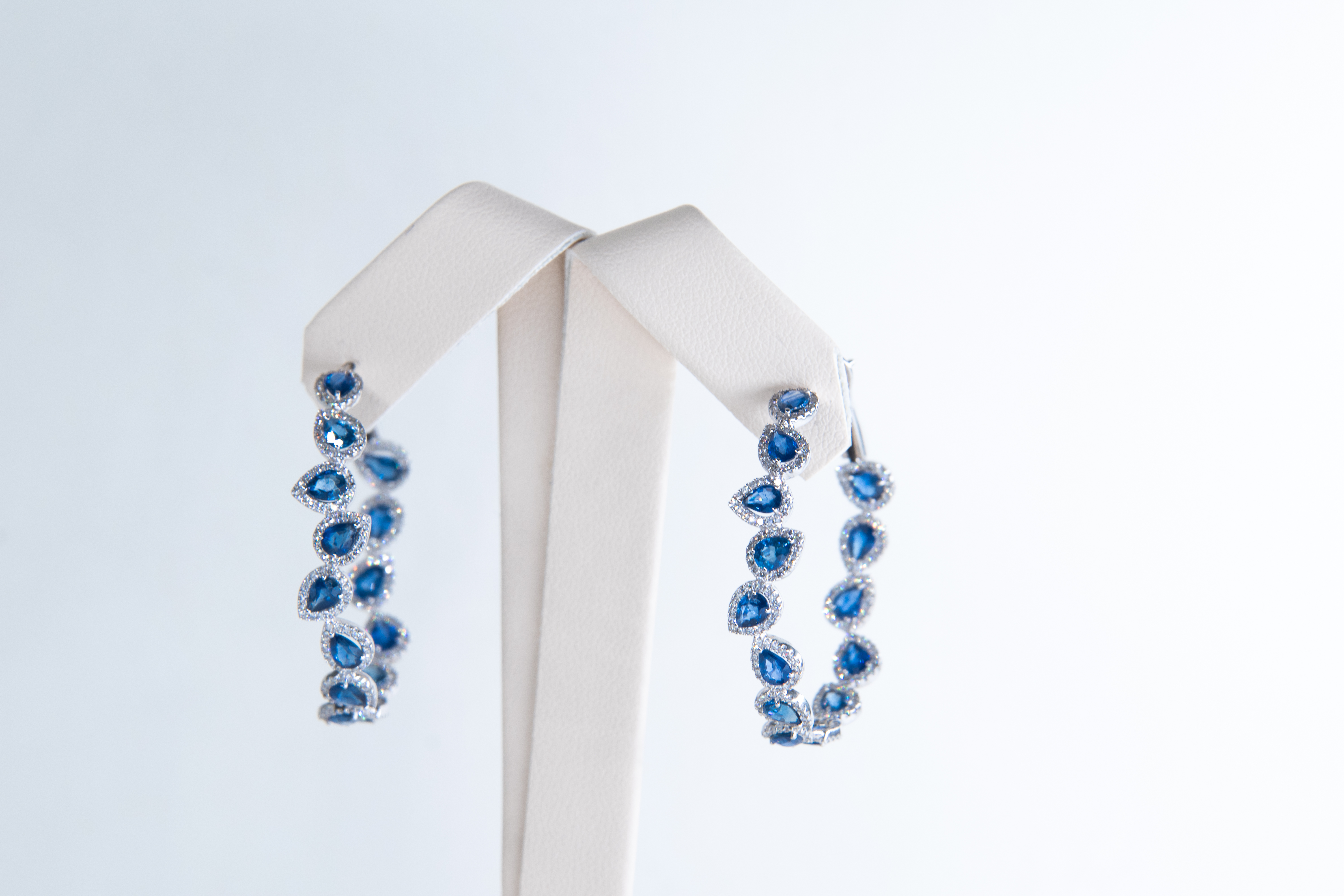 Aretes de aro con gemas azules