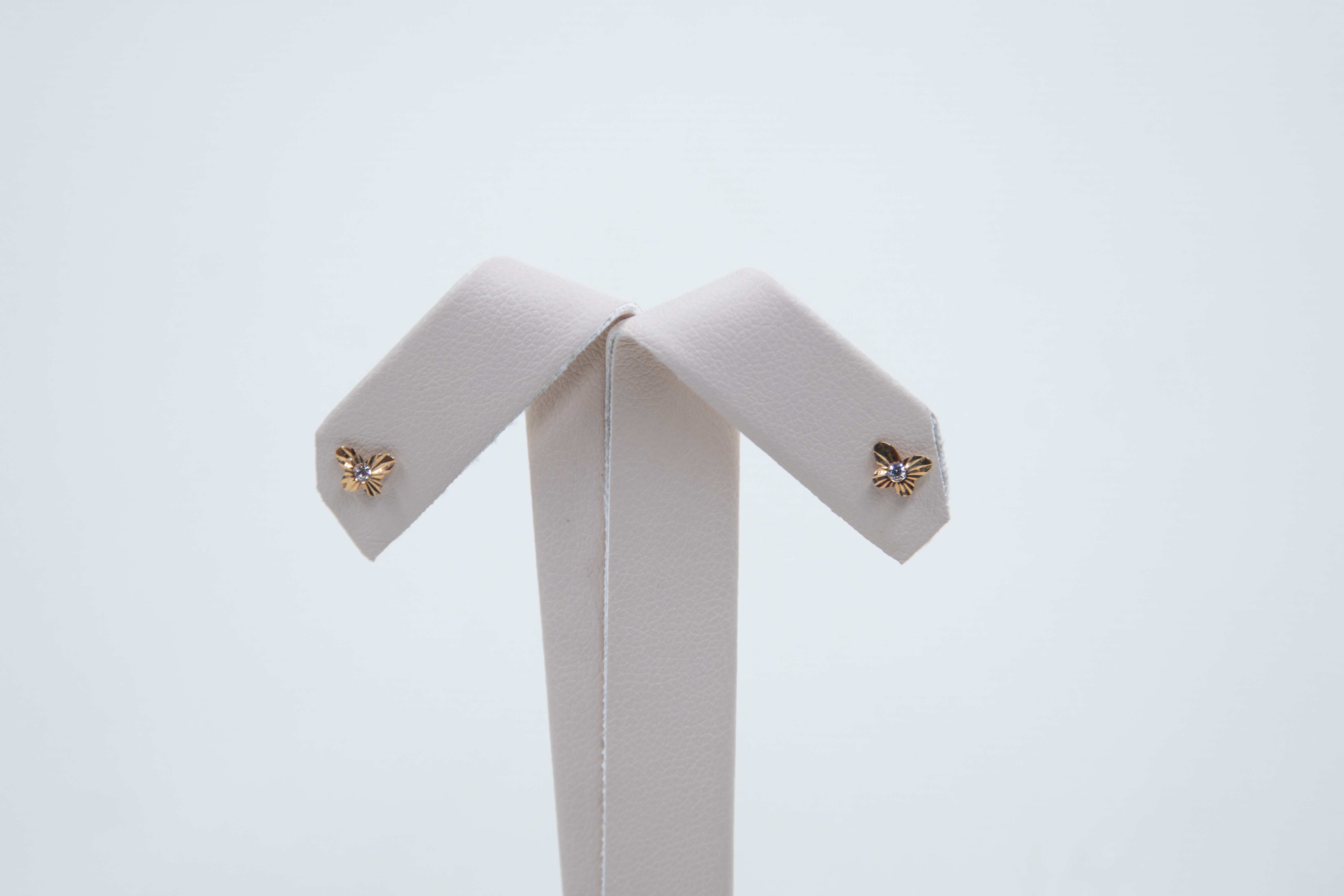Aretes tipo stud con mariposas en oro