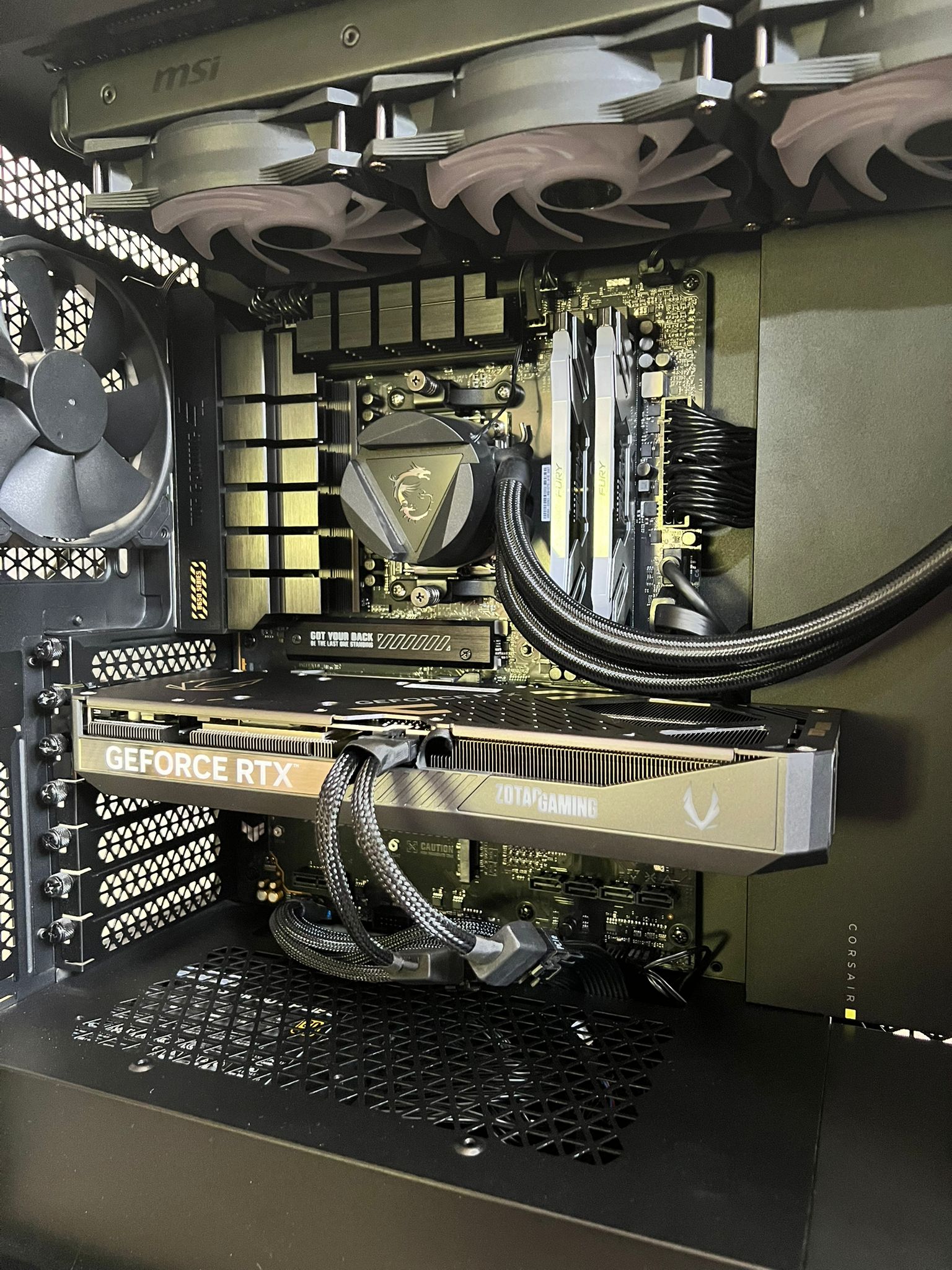 Corsair 5000D RTX 5070 12GB / Ryzen 7 9700X