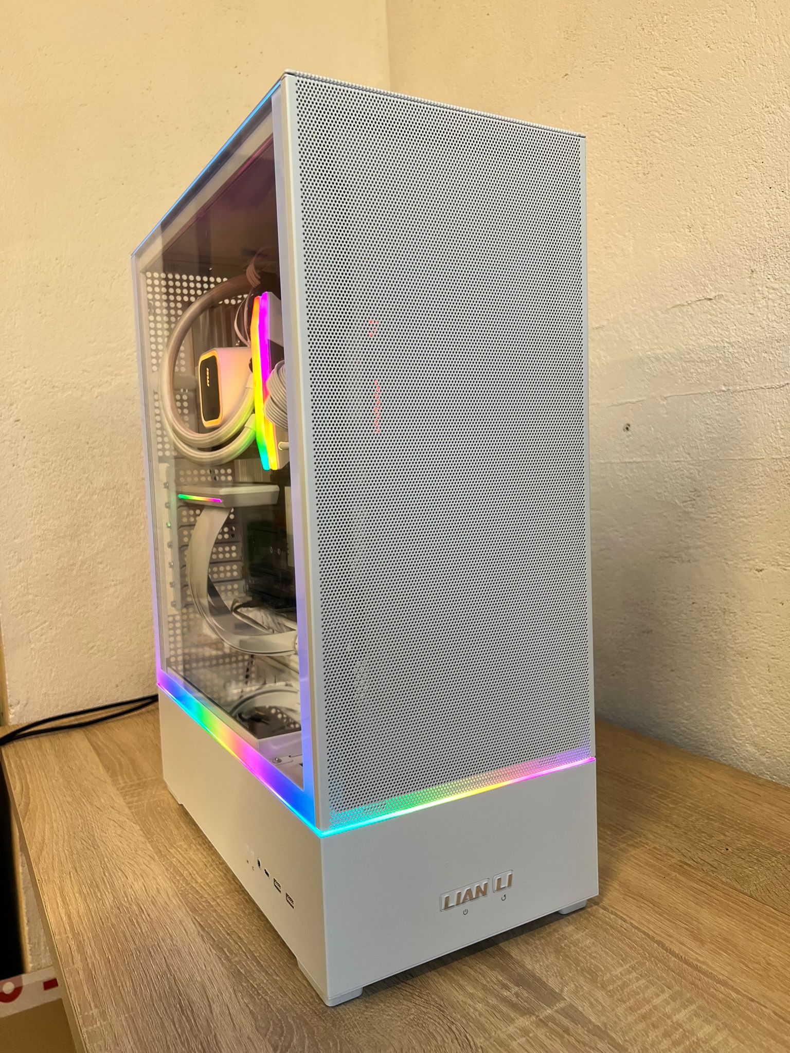 LIAN LI SUP-01 Ryzen 7 7700 / RTX 5070 12Gb 