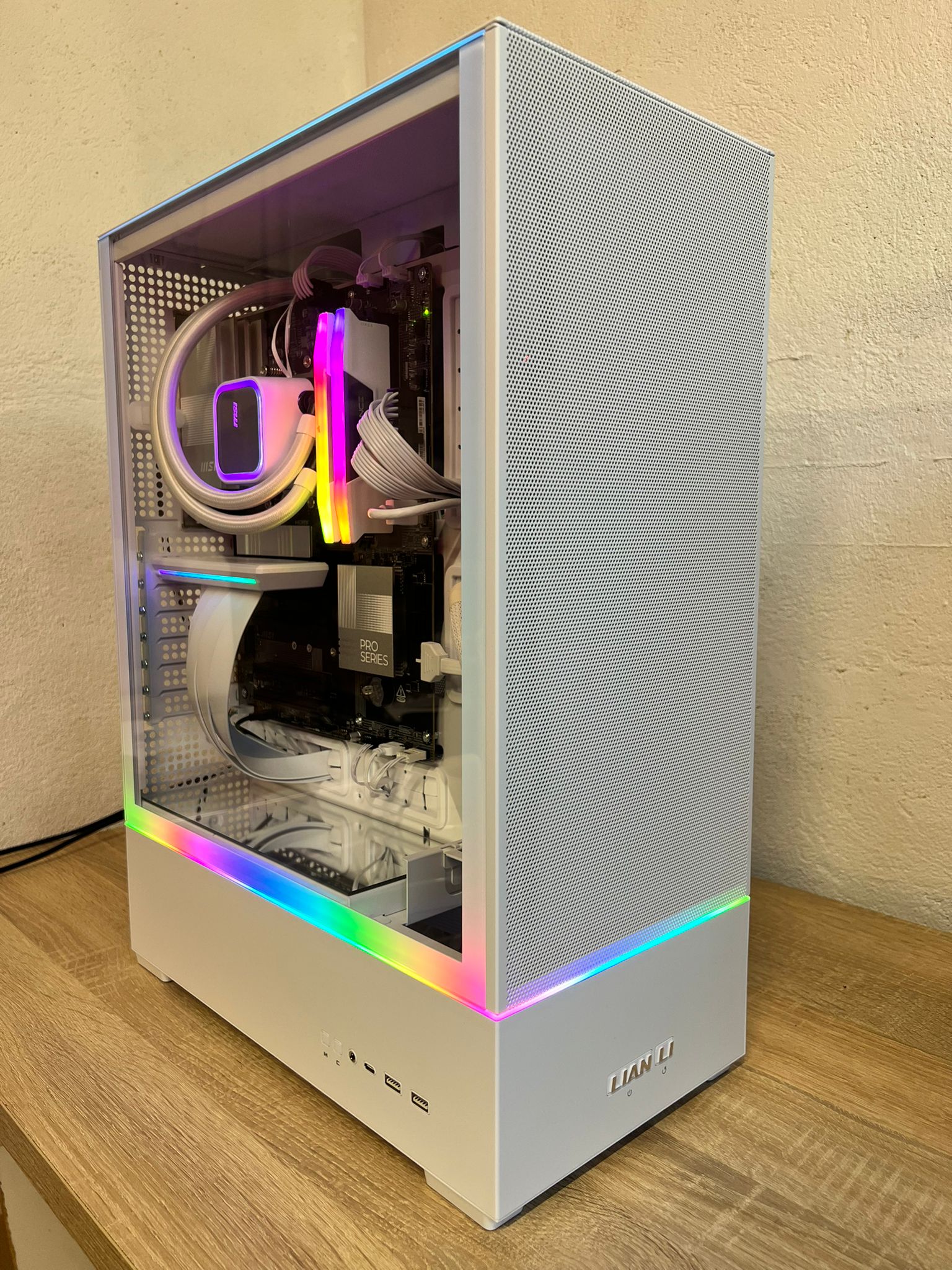 LIAN LI SUP-01 Ryzen 7 7700 / RTX 5070 12Gb 