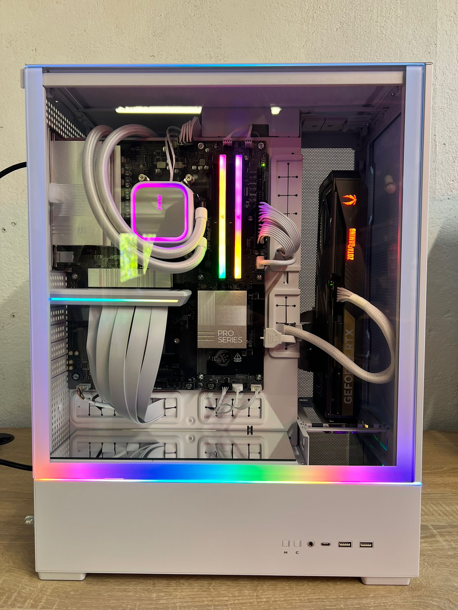 LIAN LI SUP-01 Ryzen 7 7700 / RTX 5070 12Gb 