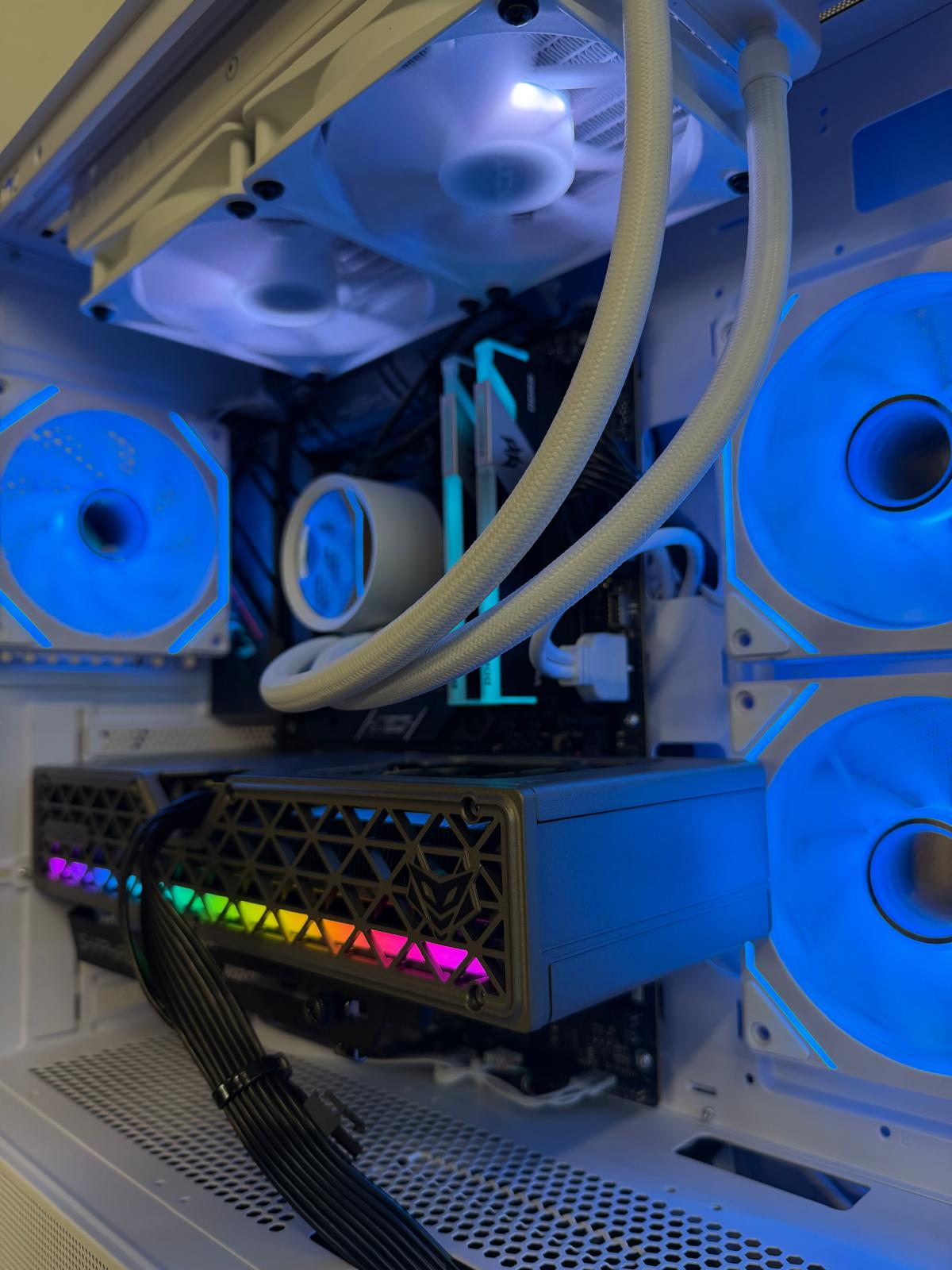 PC GAMER ZALMAN RX 9060 XT 16GB + RYZEN 7 7700 