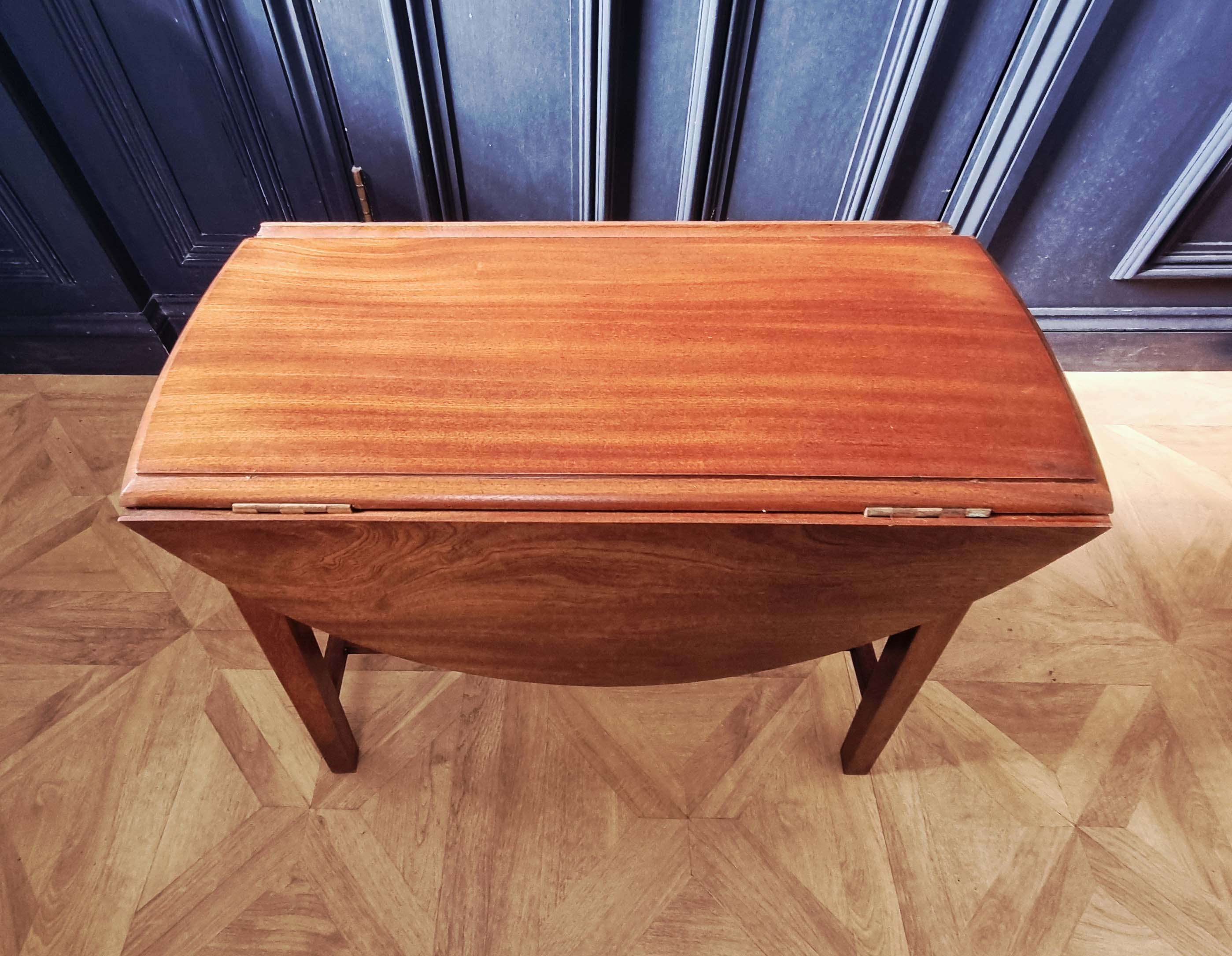 Beautiful Mid-Century Occasional Rotating Drop-Leaf Table