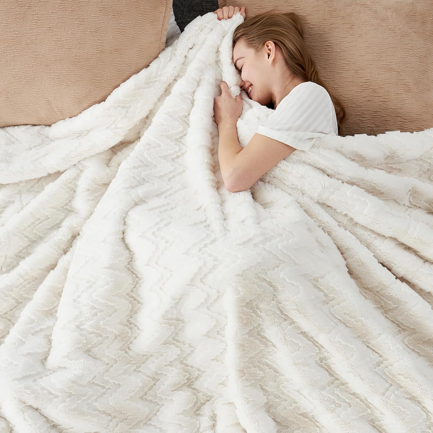 Faux Fur Throw Blanket for Couch, 4D Zigzag Ultra Soft Fuzzy Plush Cozy Throw Gifts Blanket for Women,Cream White Blanket for Sofa Bedroom Living Room.50 * 60 Inches
