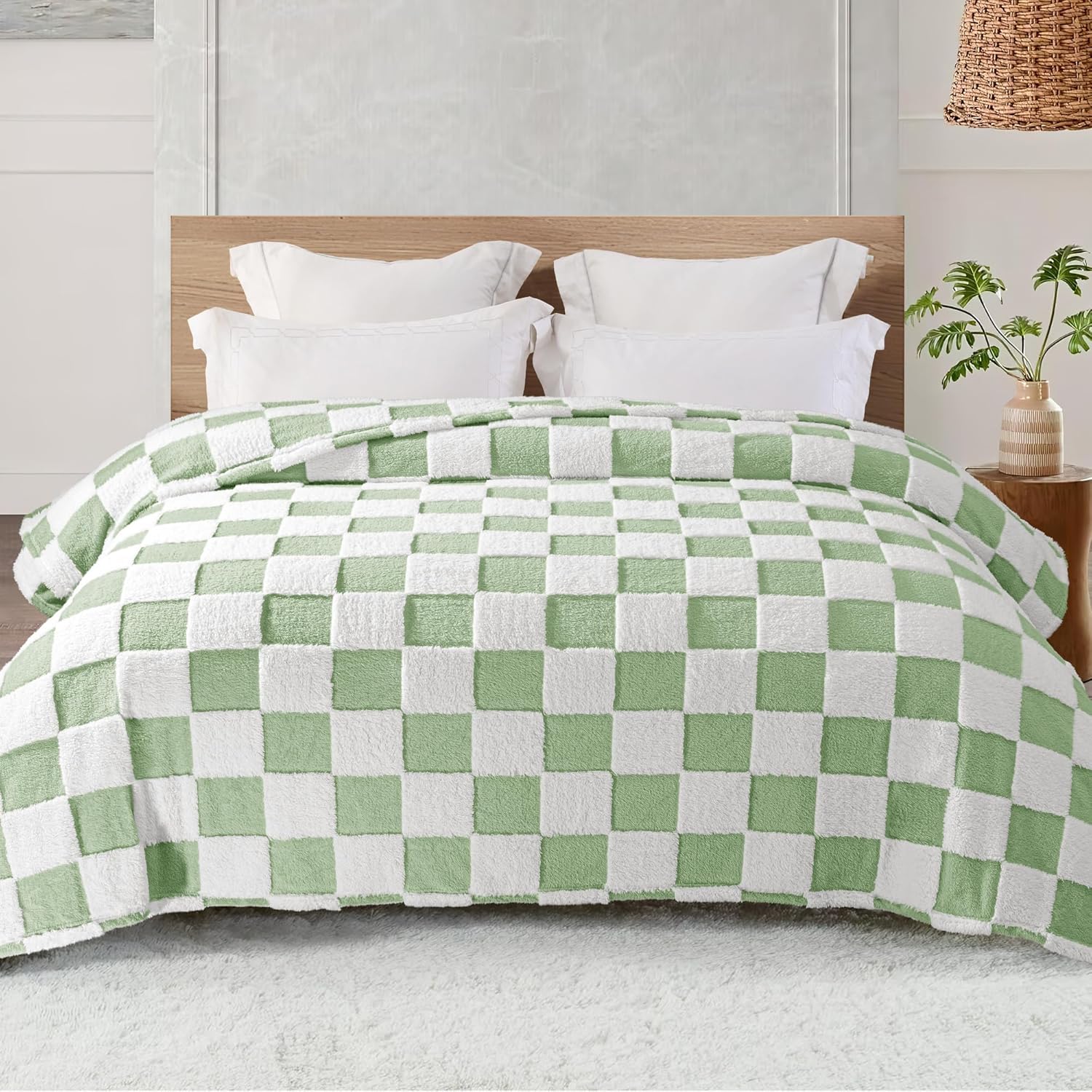 Fleece Checkered Blanket King Size, Cozy Lightweight Fuzzy Blanket for Bed, Suitable for All Seasons, Sage Green, 90" x 104"