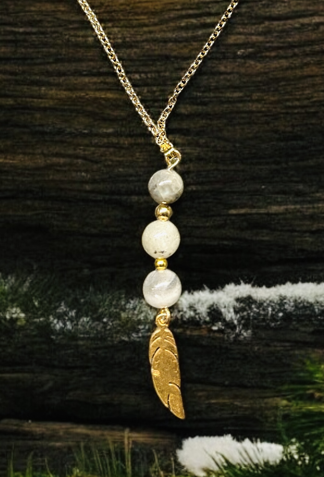 Collier pendentif plume dorée pierre de lune