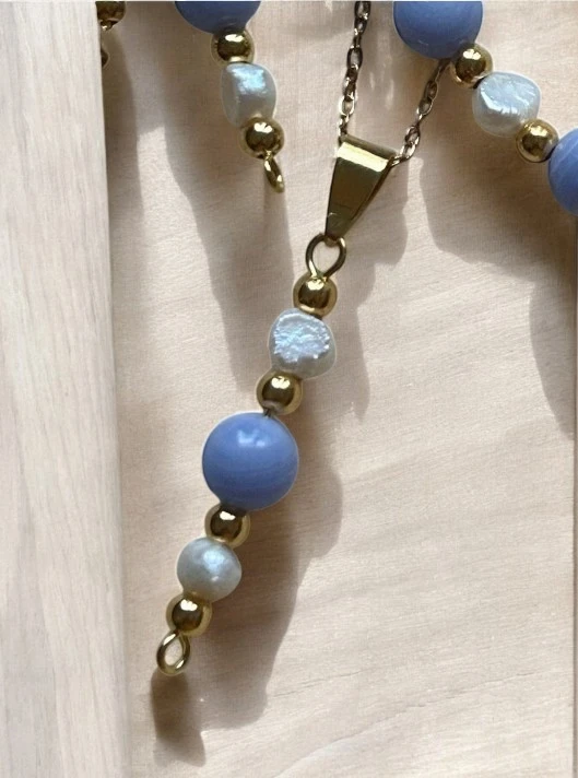 Collier perlé bleu et doré