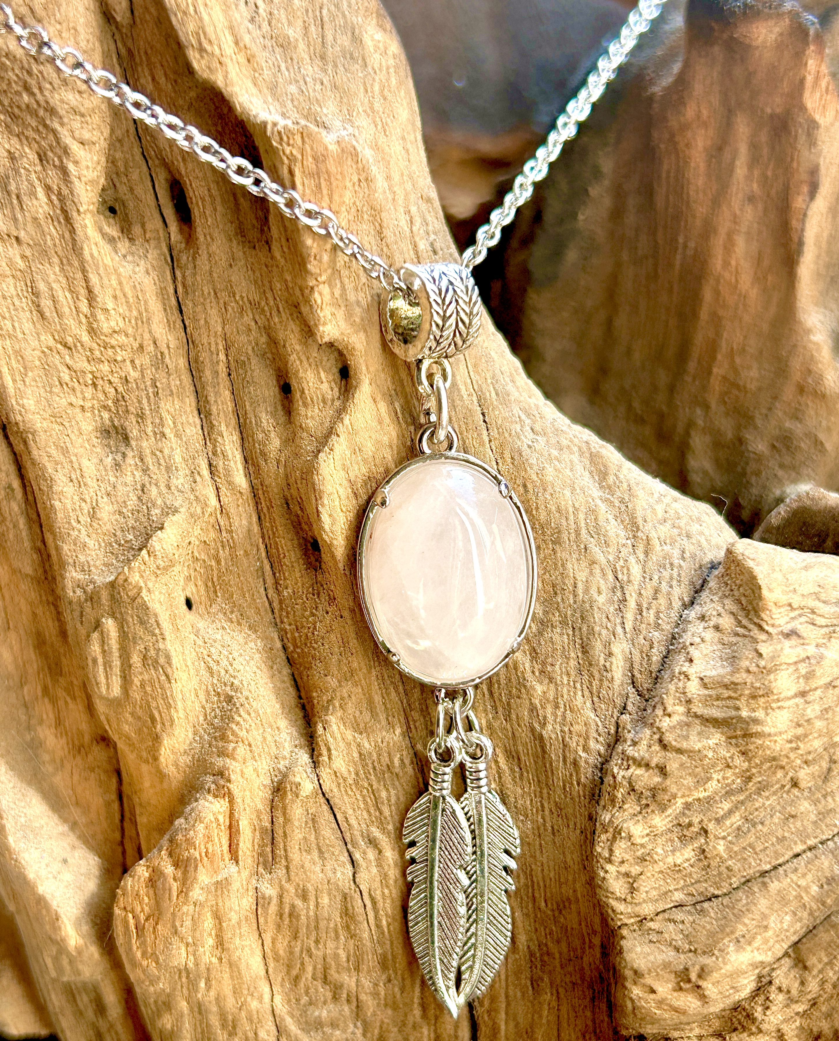 Collier avec pierre de quartz rose et plumes