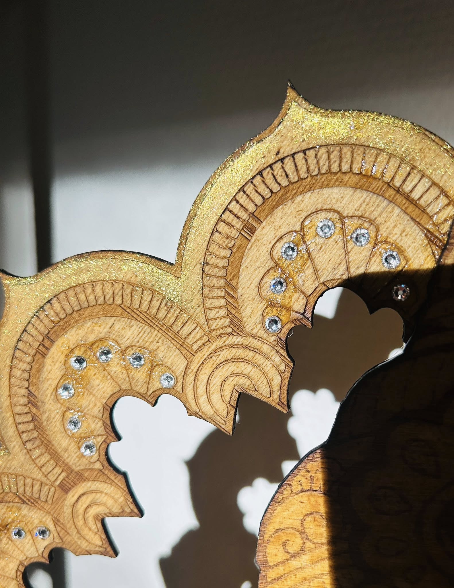 Décoration murale Ganesh en bois , fleur de vie et pierres naturelles