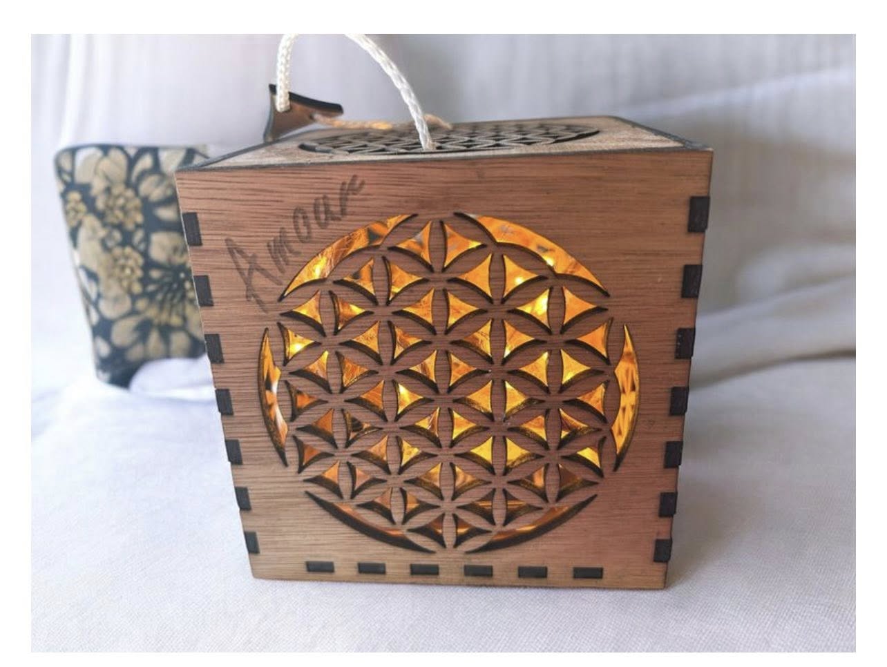 Lampe en bois gravée fleur de vie