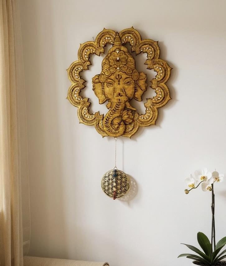 Décoration murale Ganesh en bois , fleur de vie et pierres naturelles