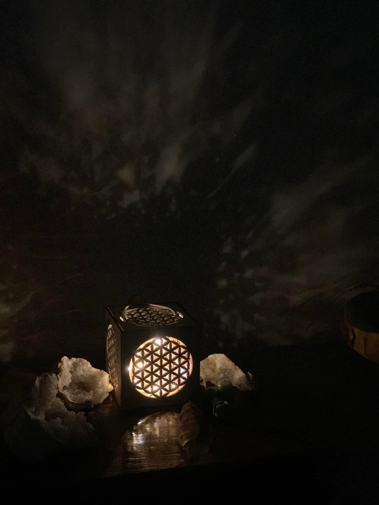 Lampe en bois gravée fleur de vie