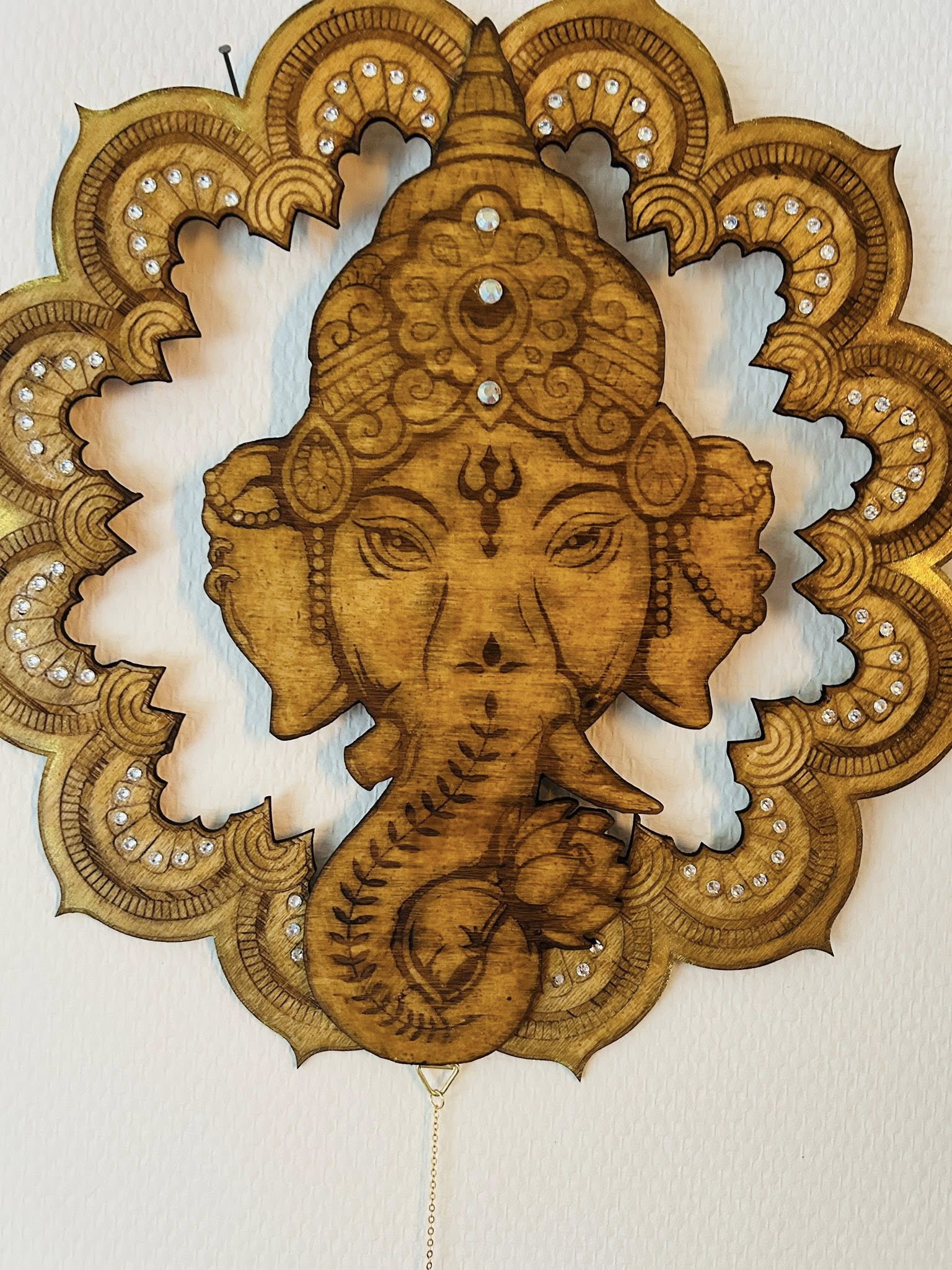 Décoration murale Ganesh en bois , fleur de vie et pierres naturelles