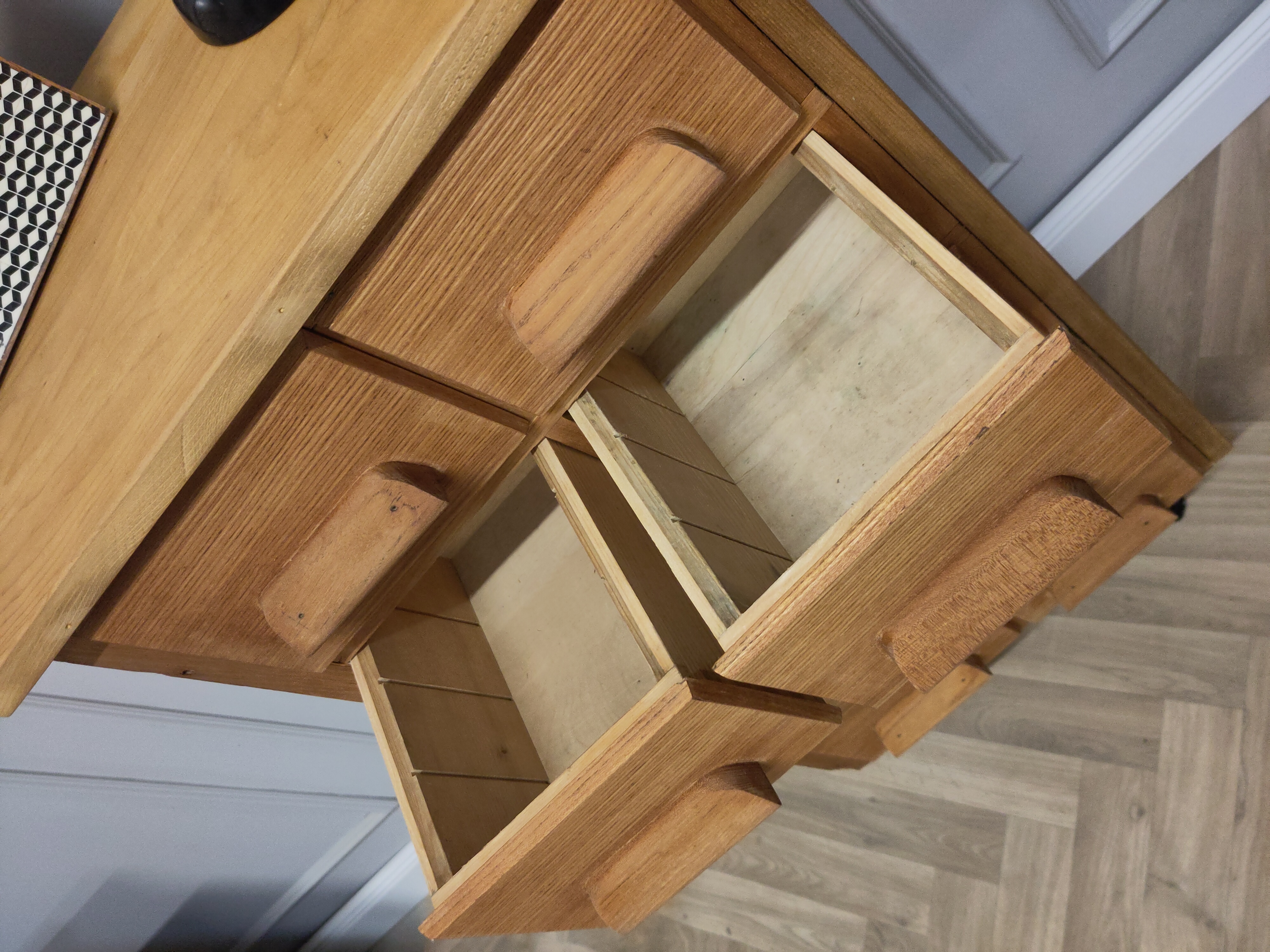 Holzkommode mit Schubladen