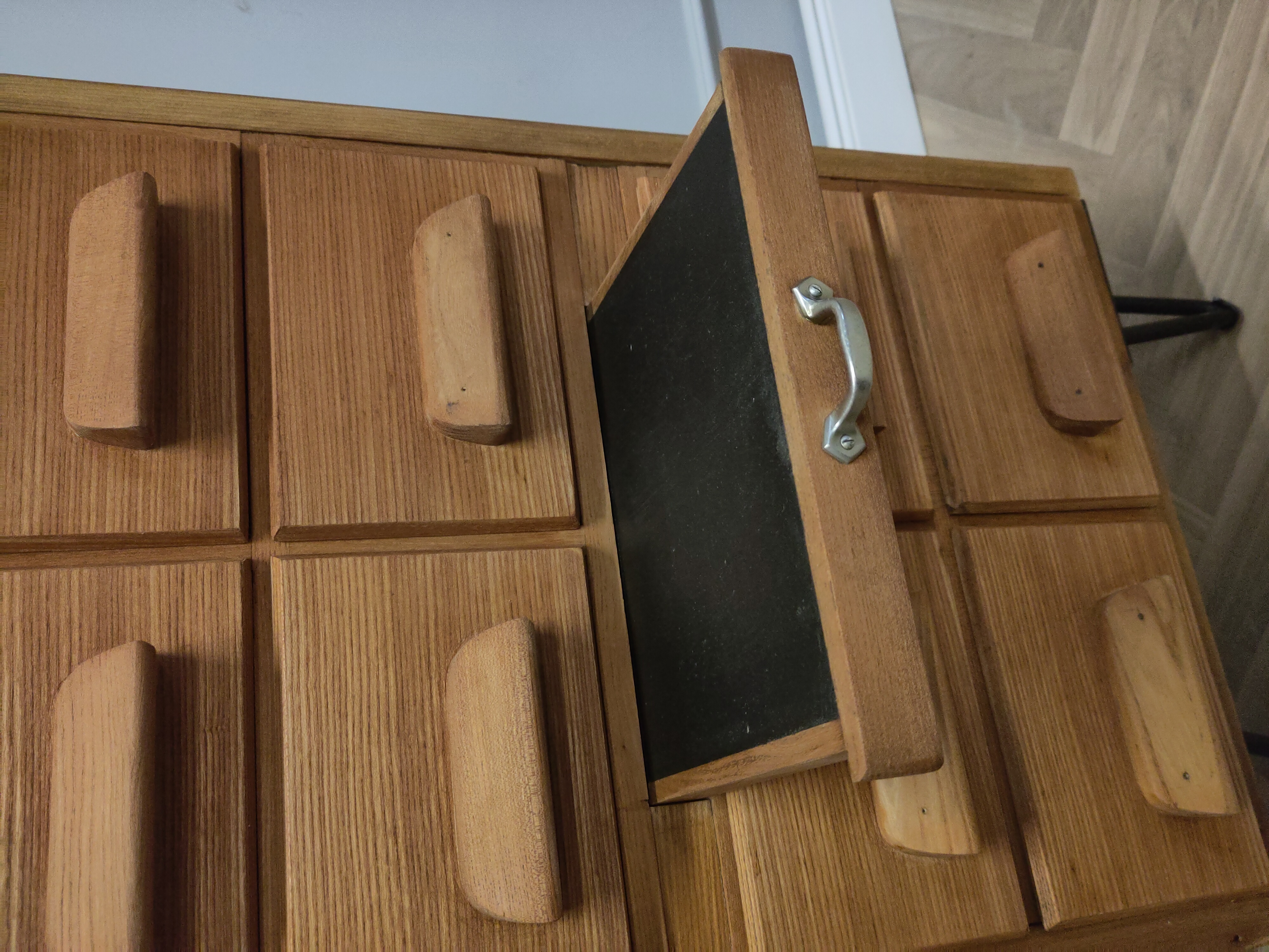 Holzkommode mit Schubladen