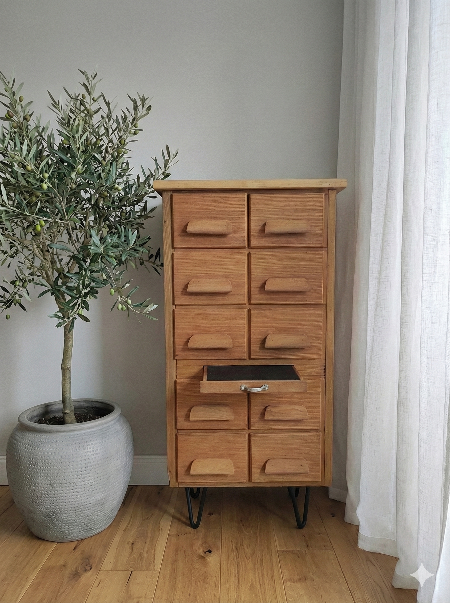 Holzkommode mit Schubladen