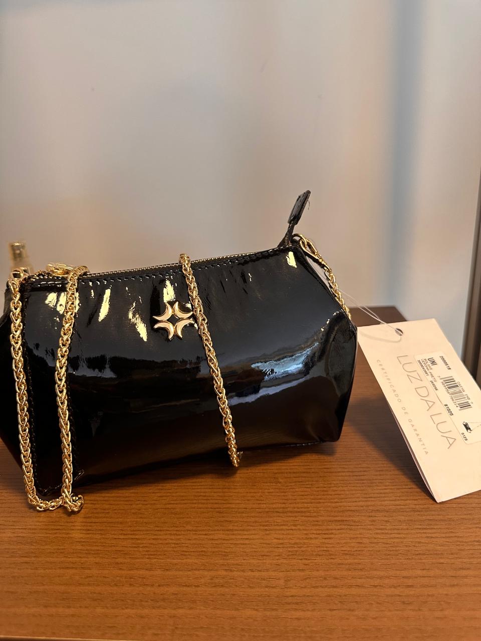 Bolsa preta com alça dourada