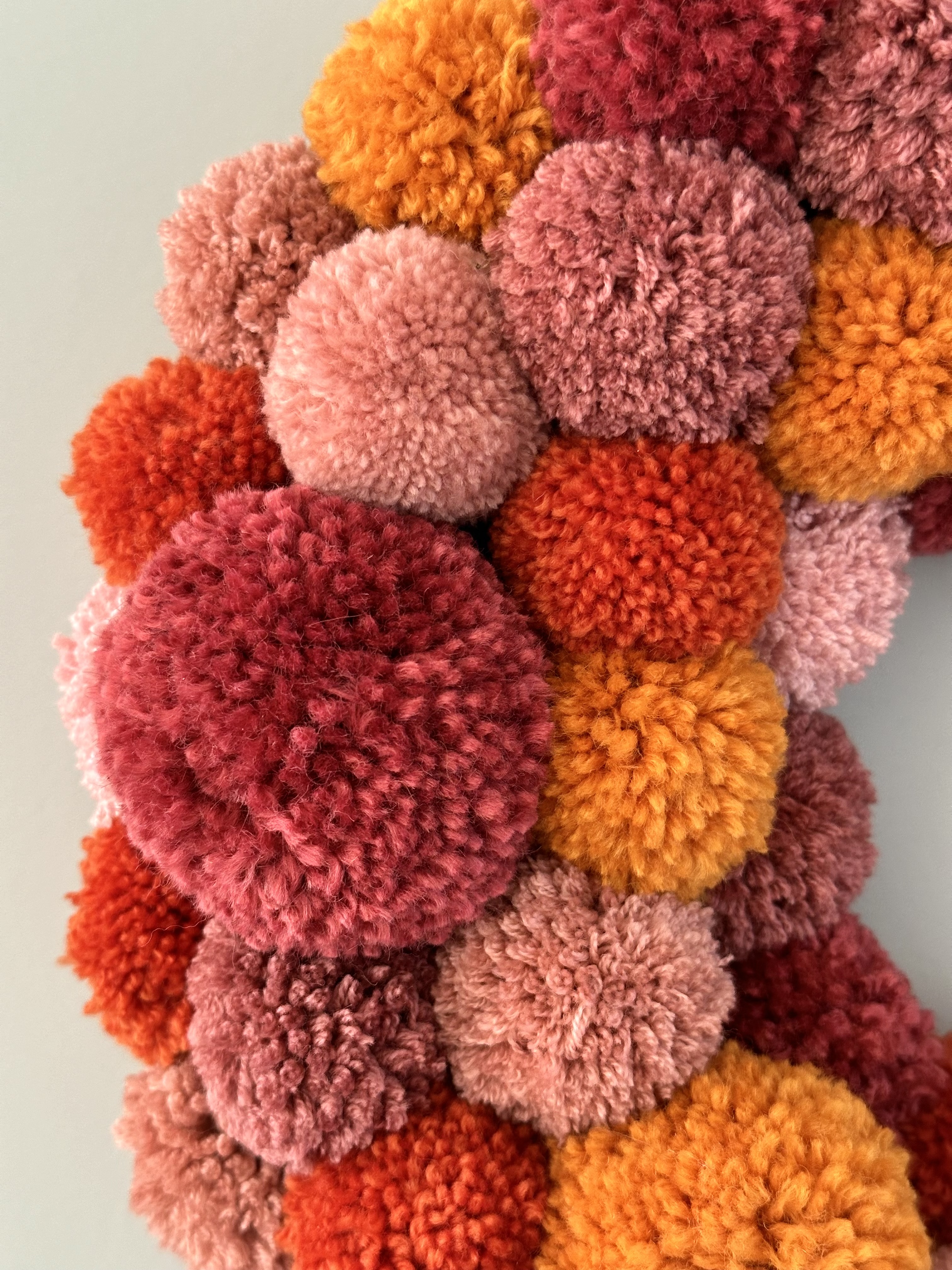 Pomponowy wieniec na drzwi