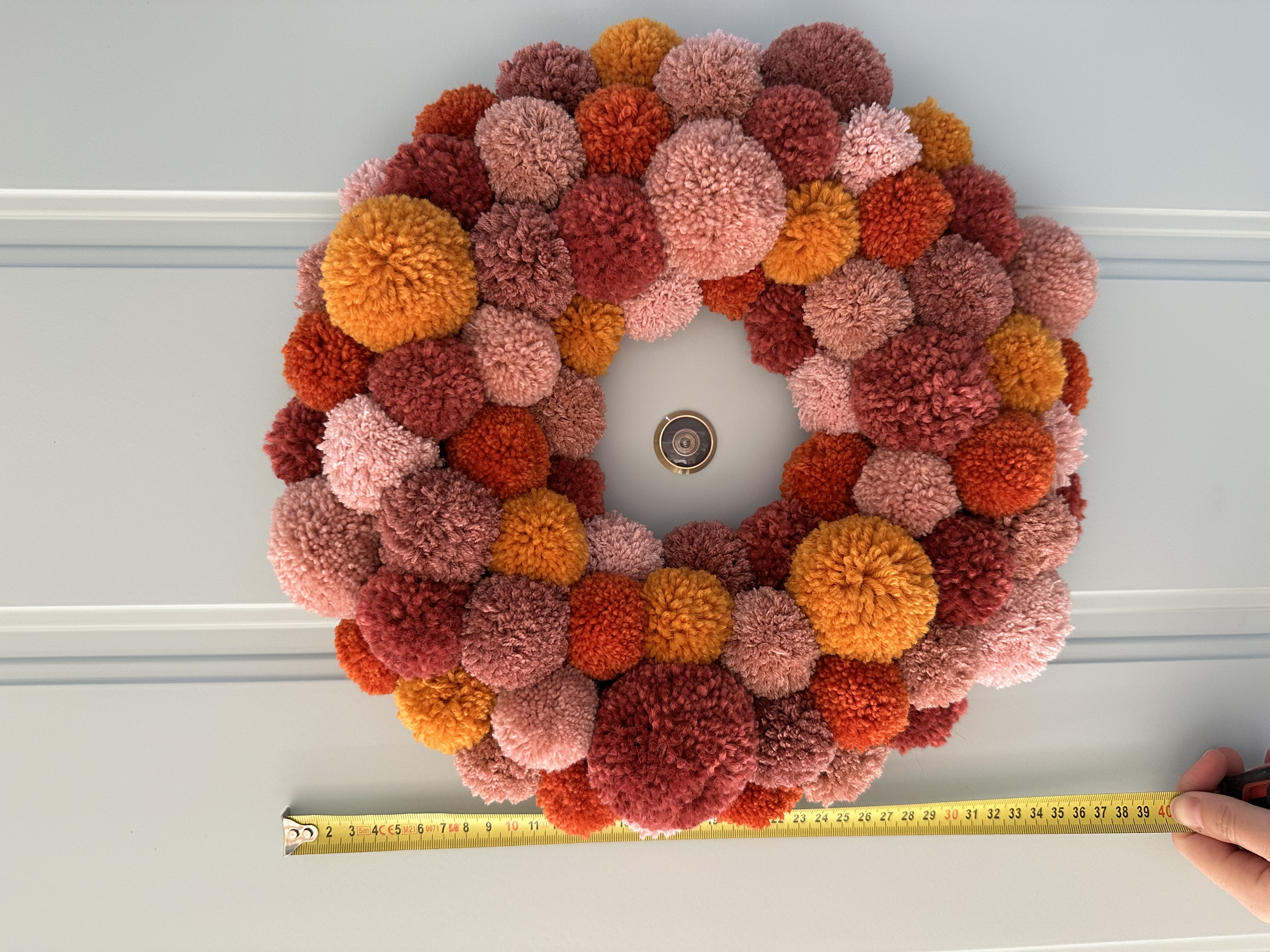 Pomponowy wieniec na drzwi