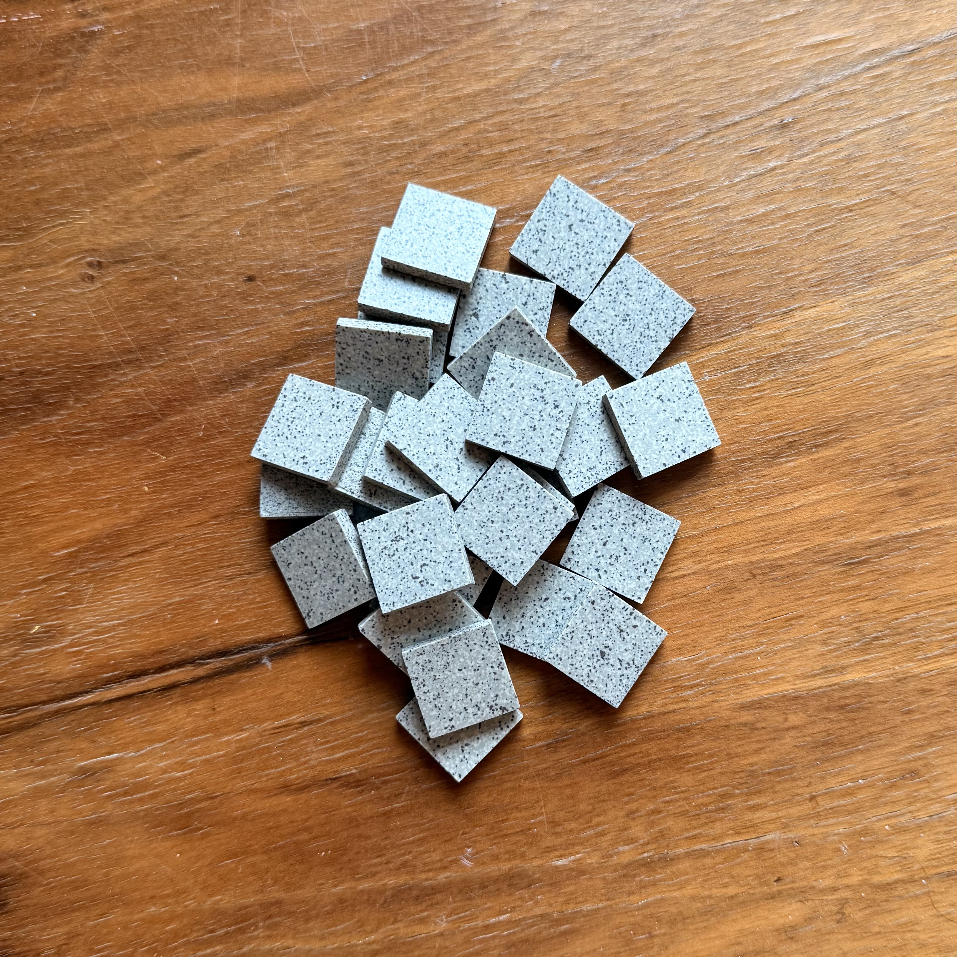 Kafelki do mozaiki - w szare kropki