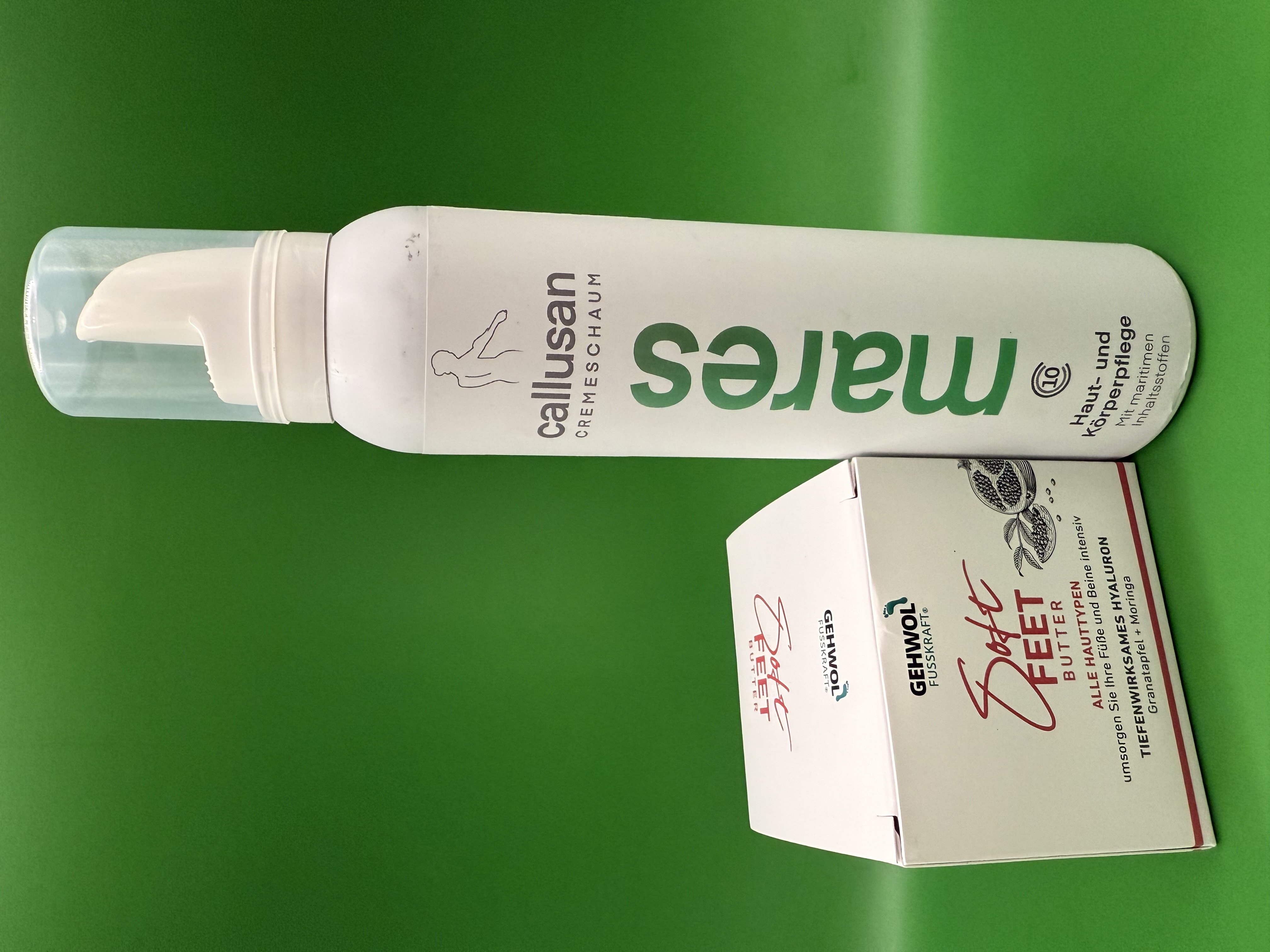 Rinkinys: Sausos pedų ir kojų odos sviestelis + drėkinančios kremo putos kūnui