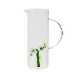 Brocca con fiori bianchi