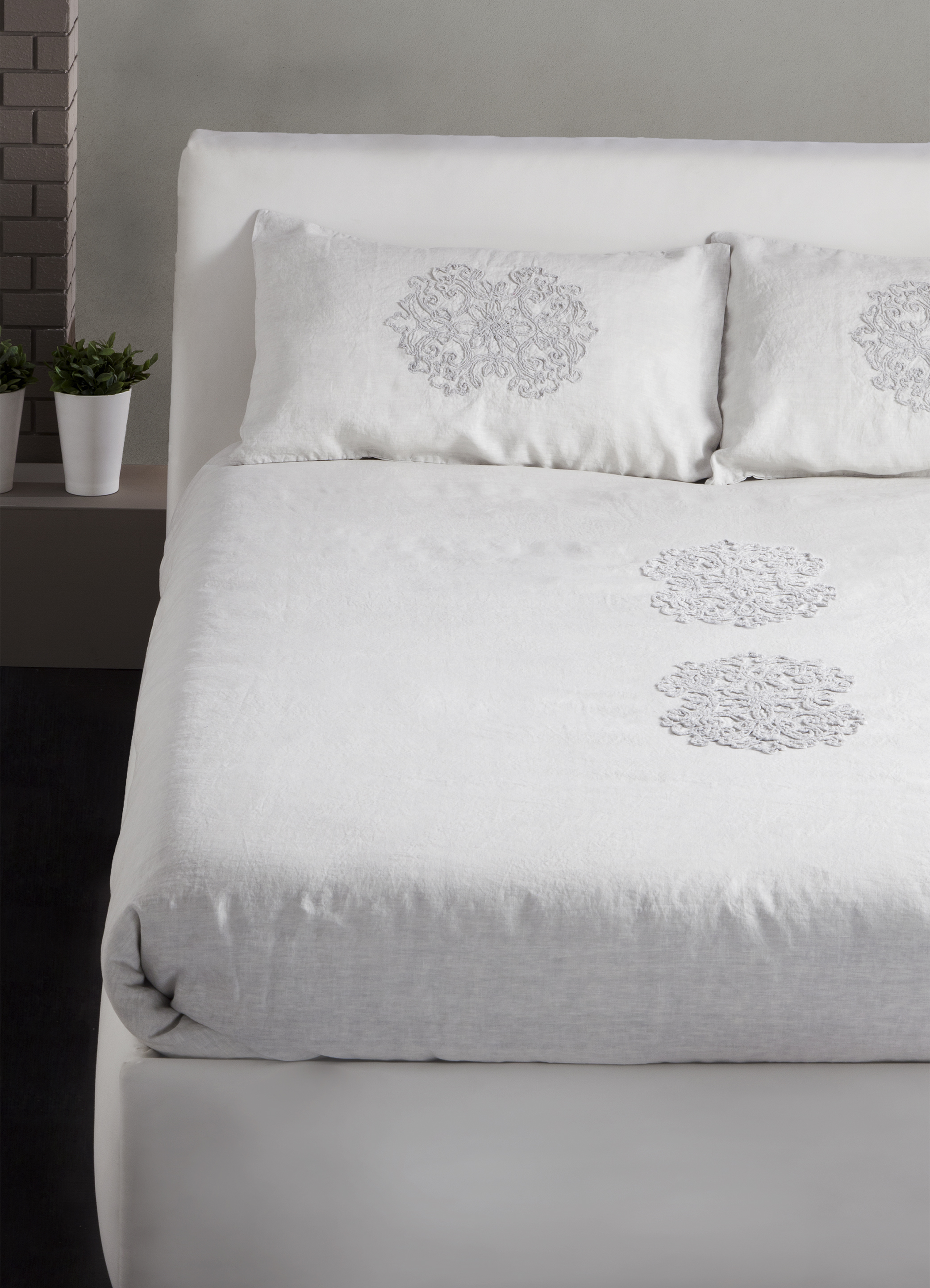 Completo copripiumino artigianale stone wash con ricamo Milano