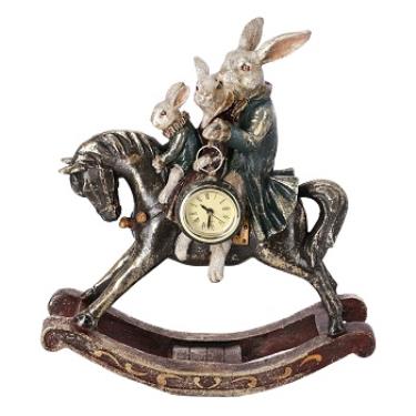 Famiglia a cavallo con orologio