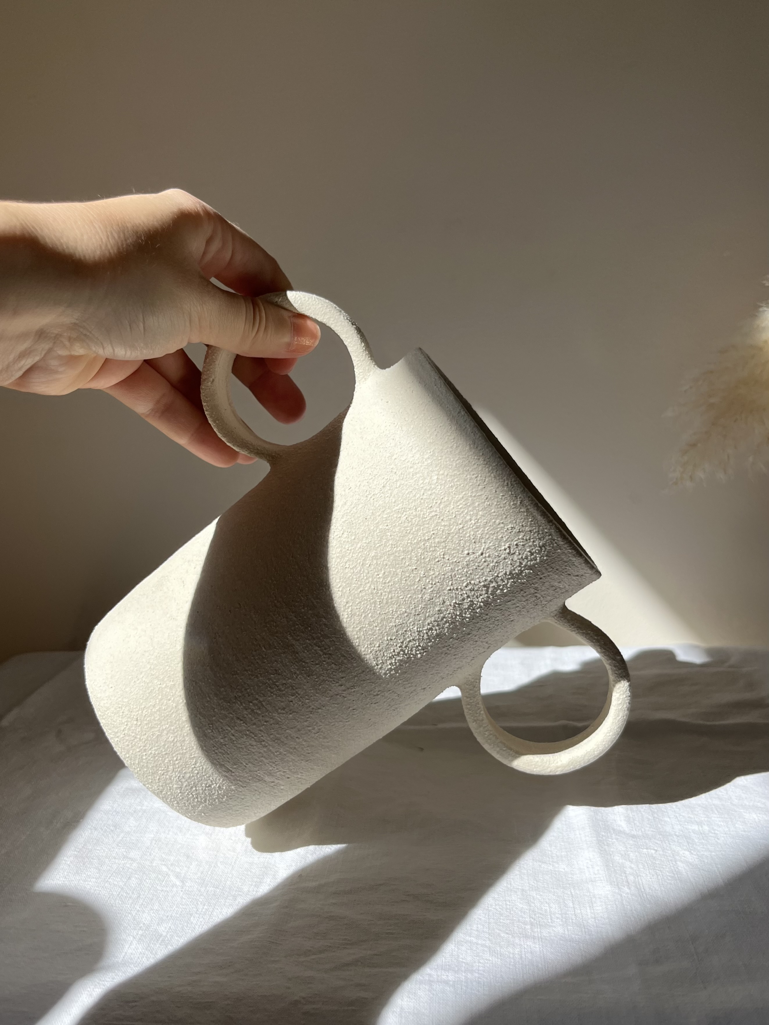 Vase texturé avec anses circulaires