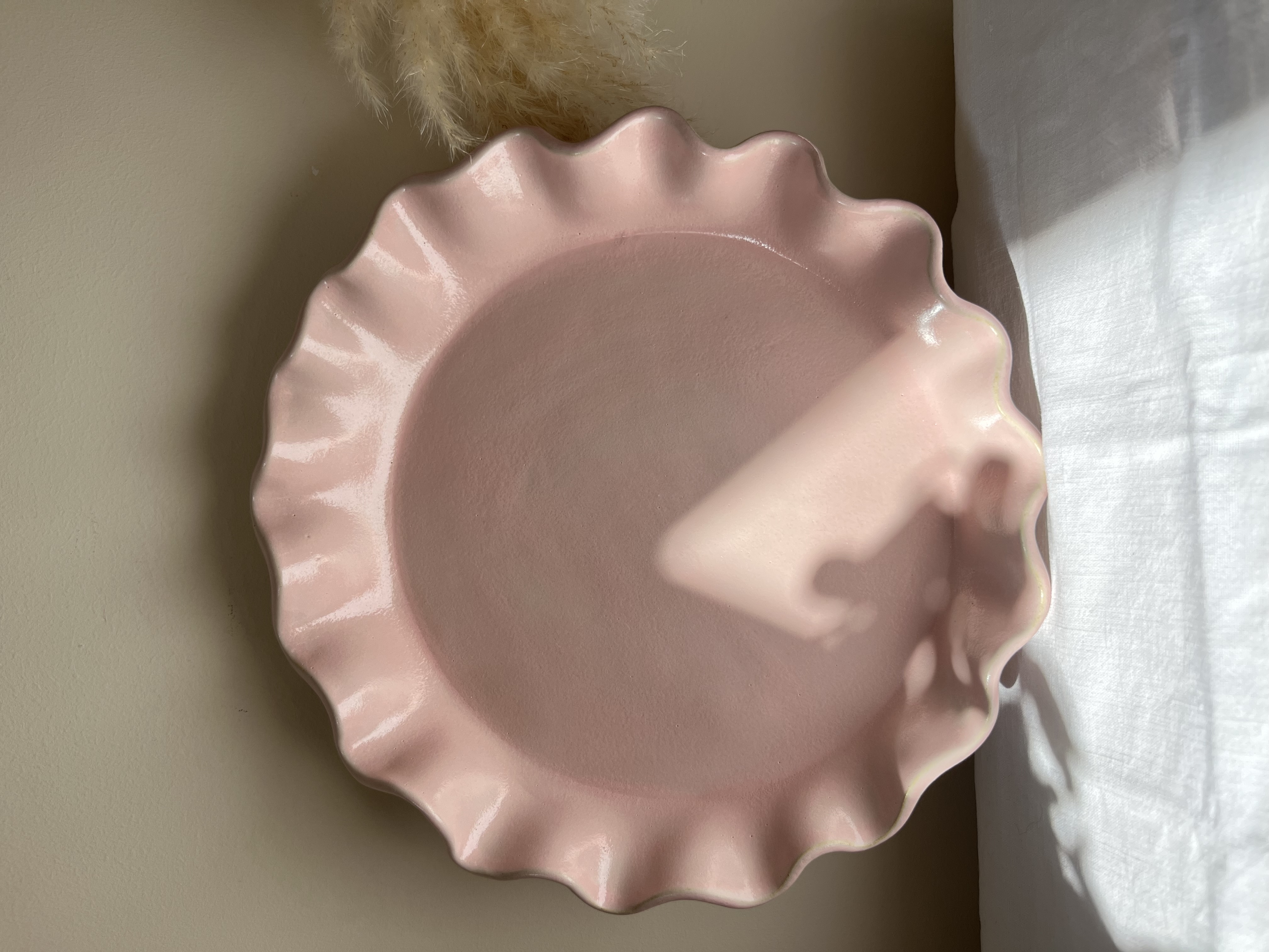Plat à vagues grès rose