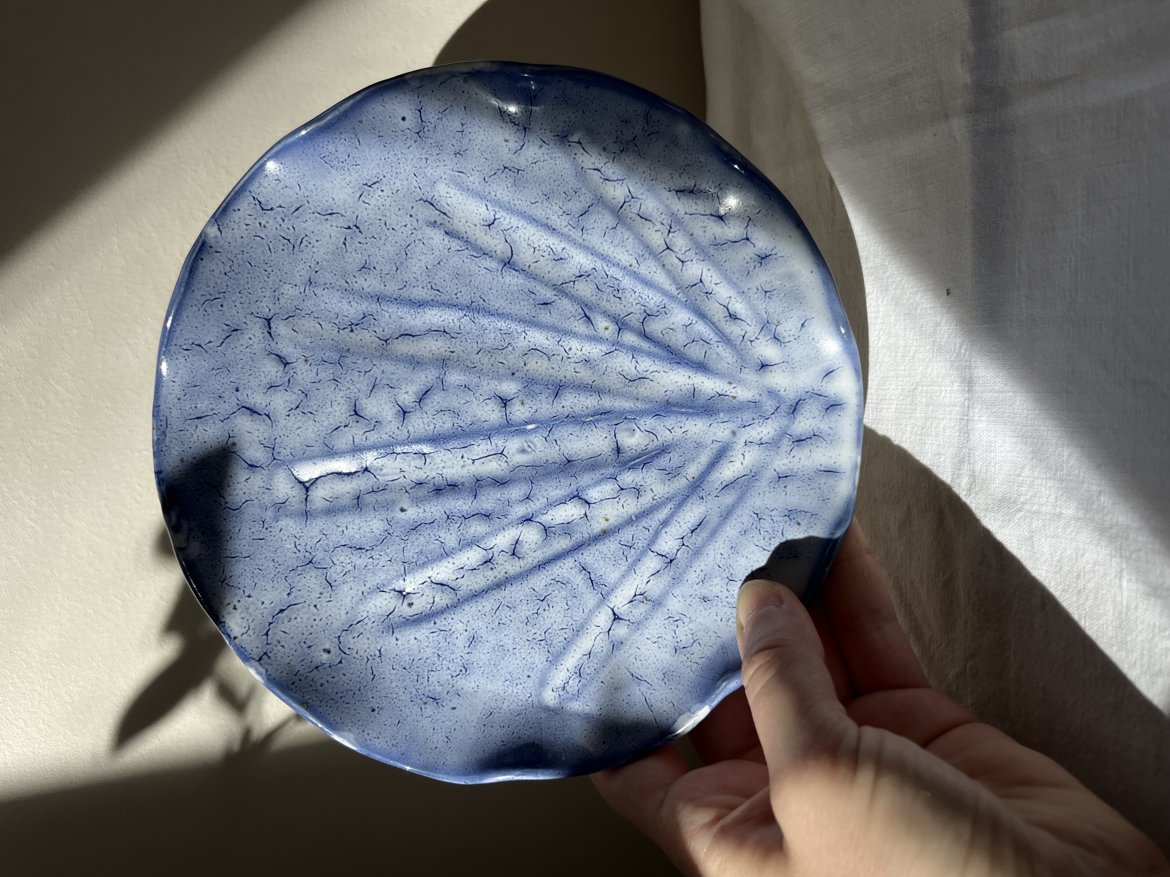 Petite assiette pétoncle bleu craquelé