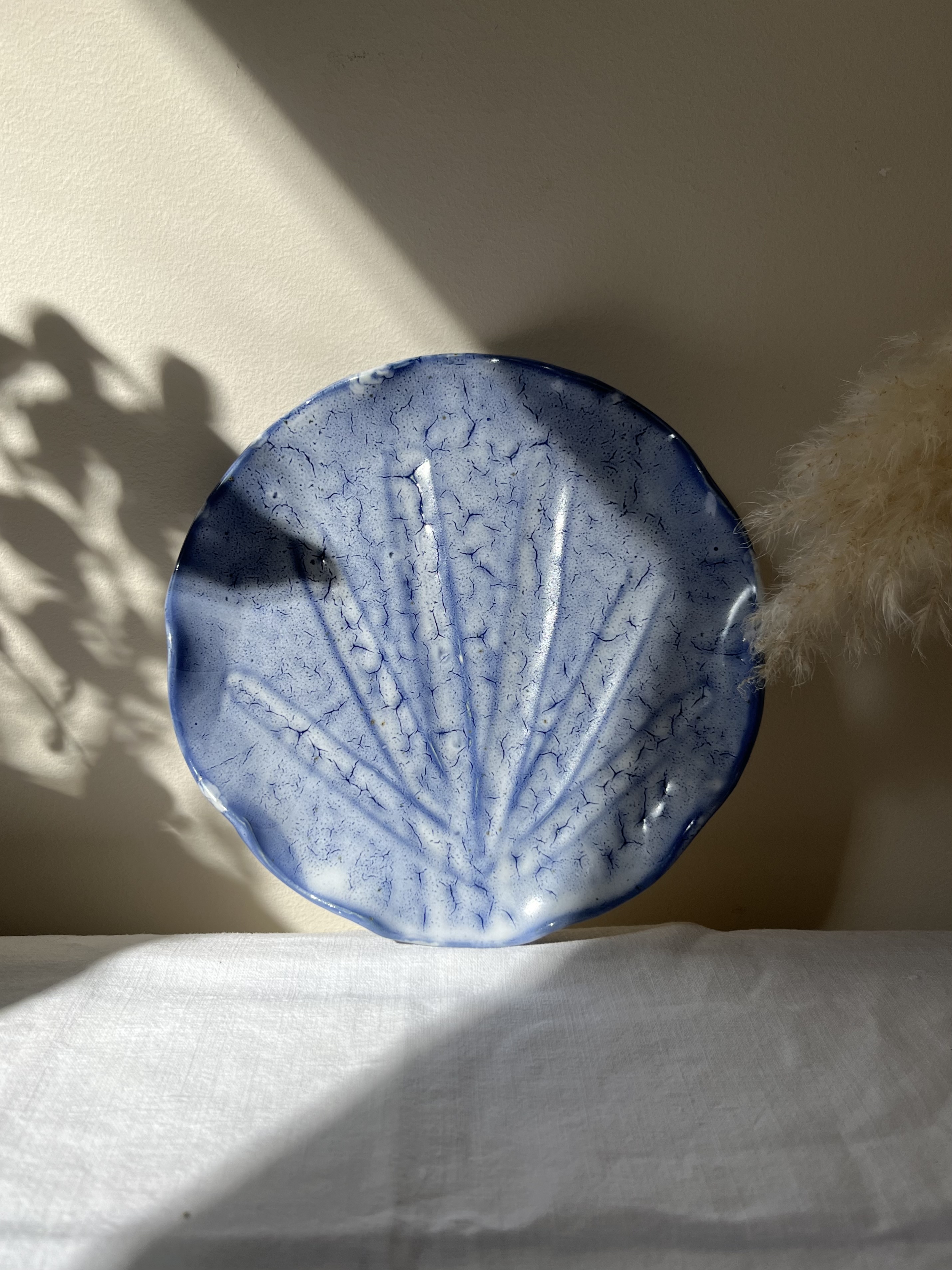 Petite assiette pétoncle bleu craquelé