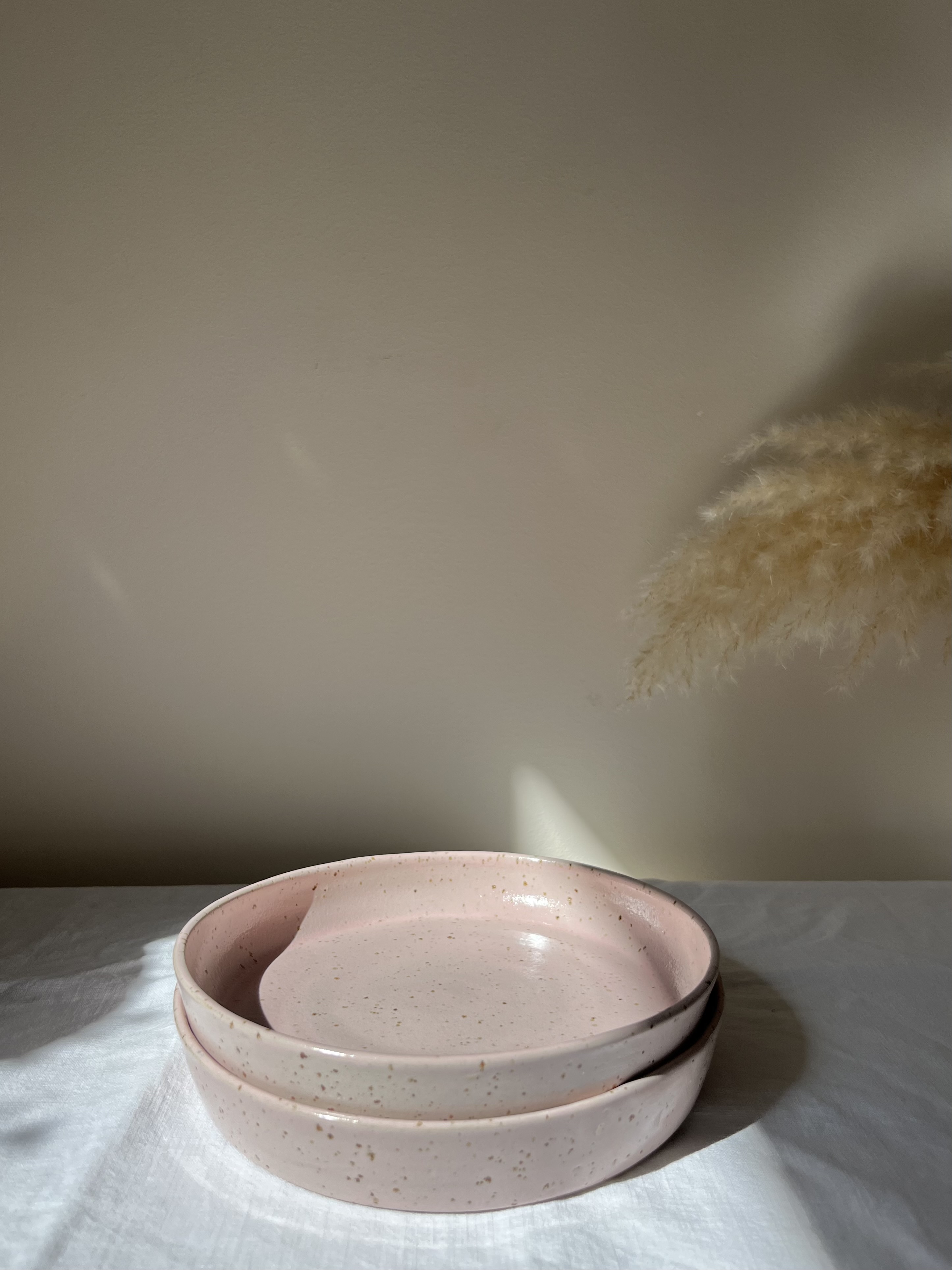 Petite assiette rose mouchetée