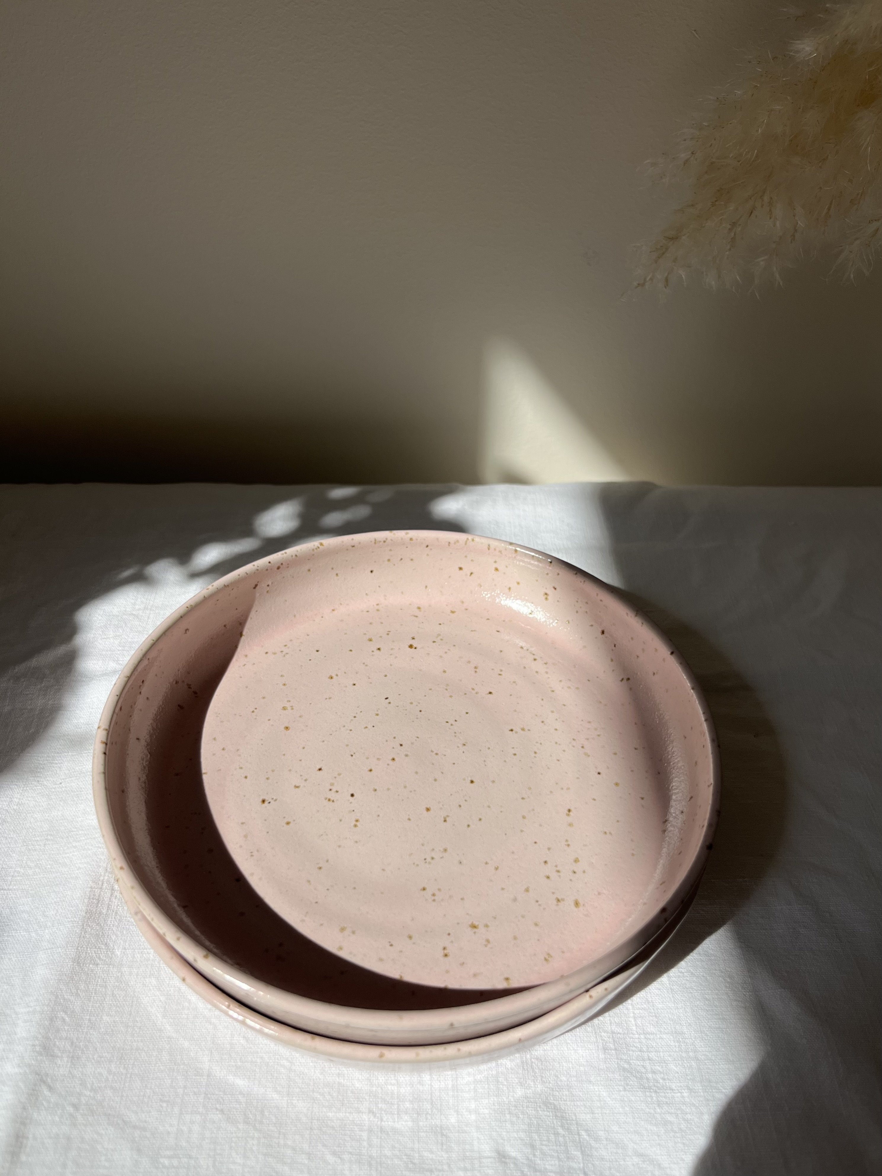 Petite assiette rose mouchetée