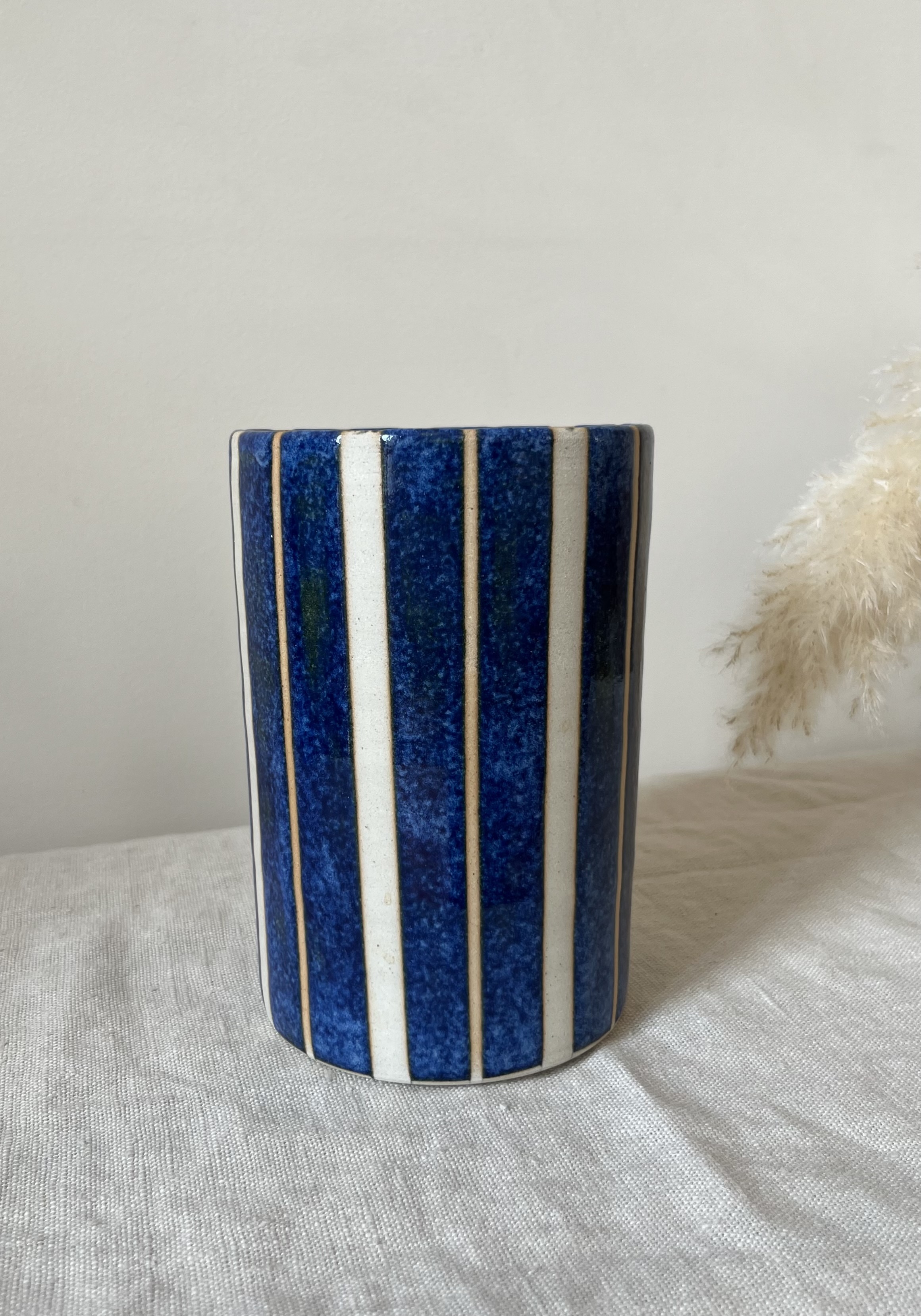 Vase rayé bleu