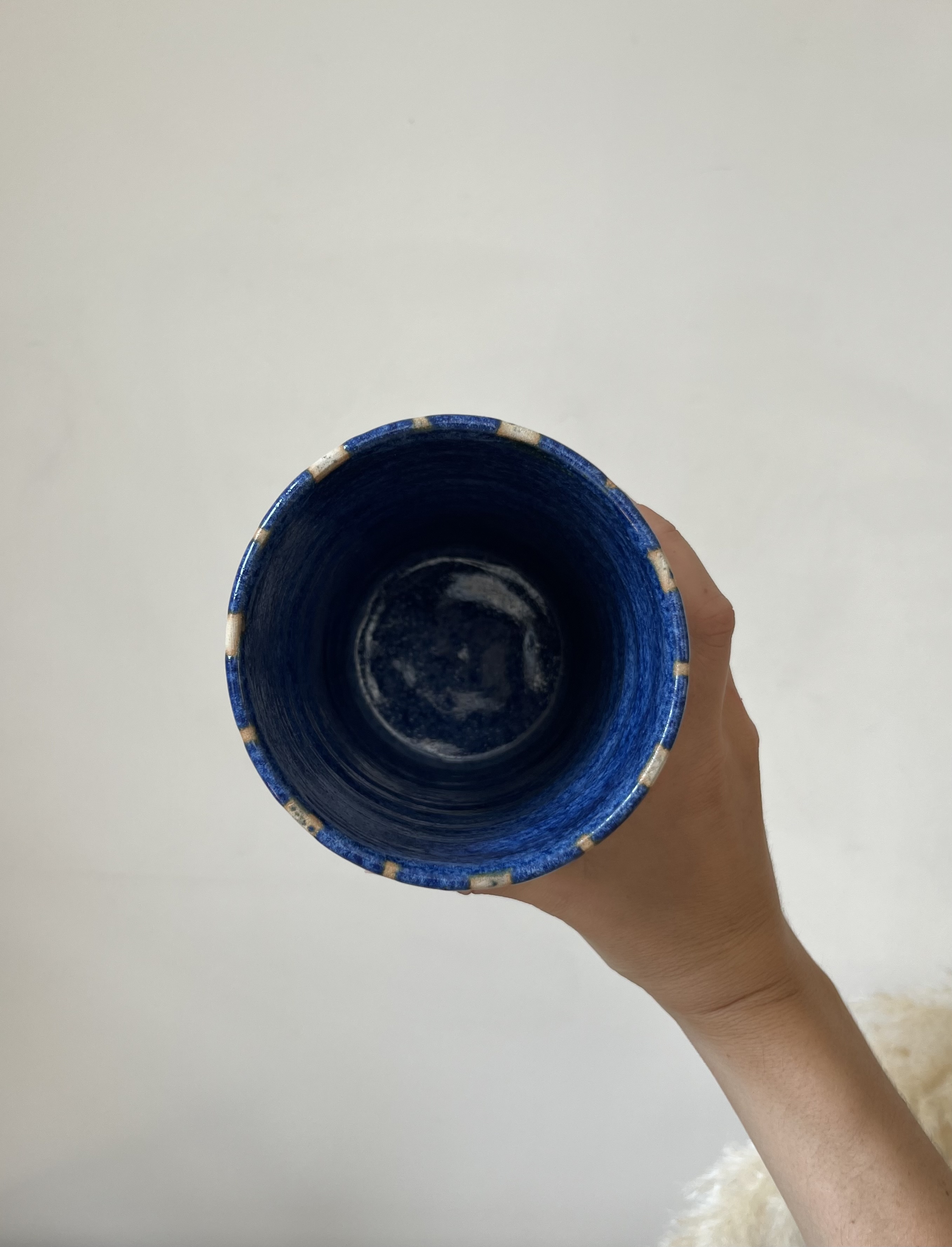 Vase rayé bleu