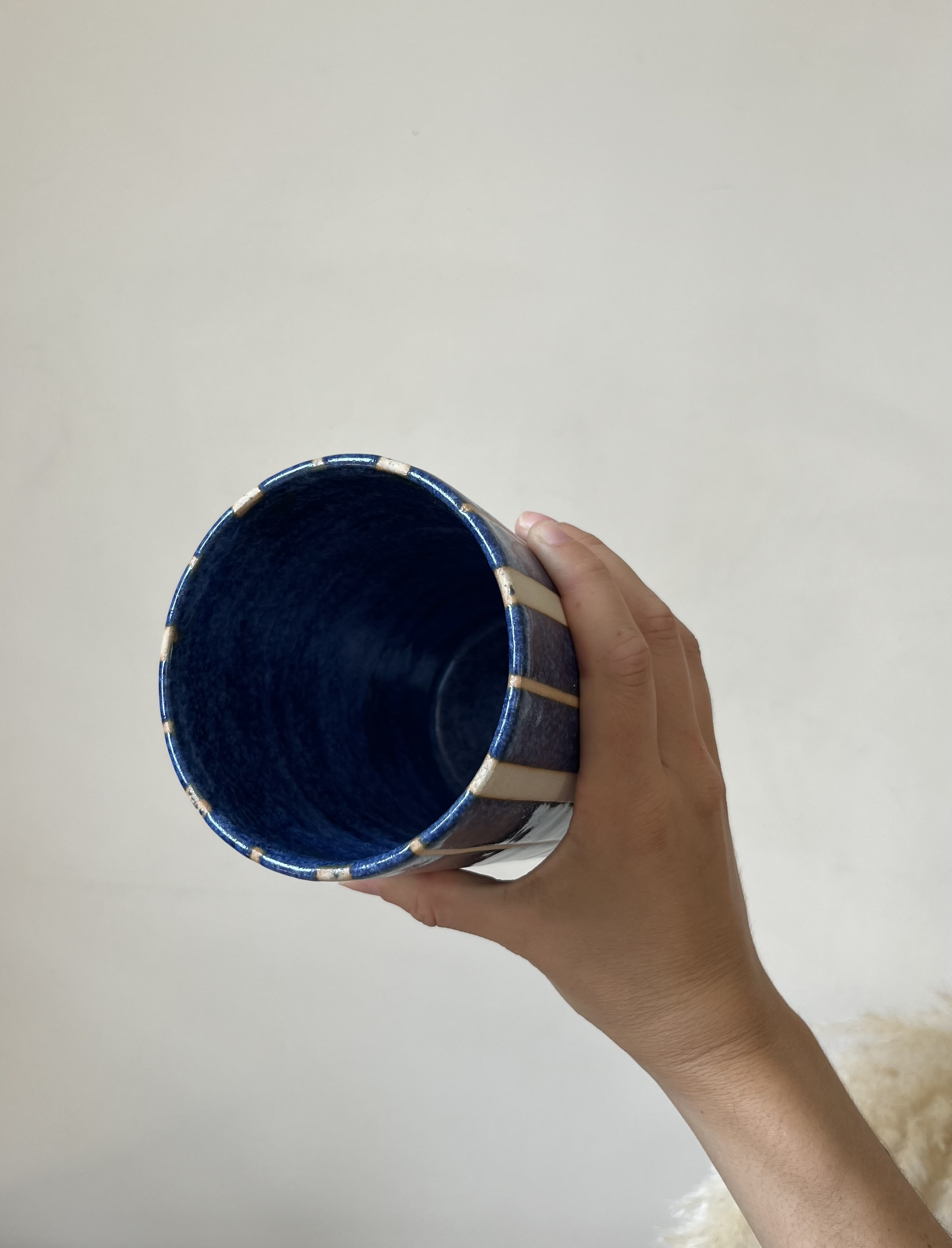 Vase rayé bleu