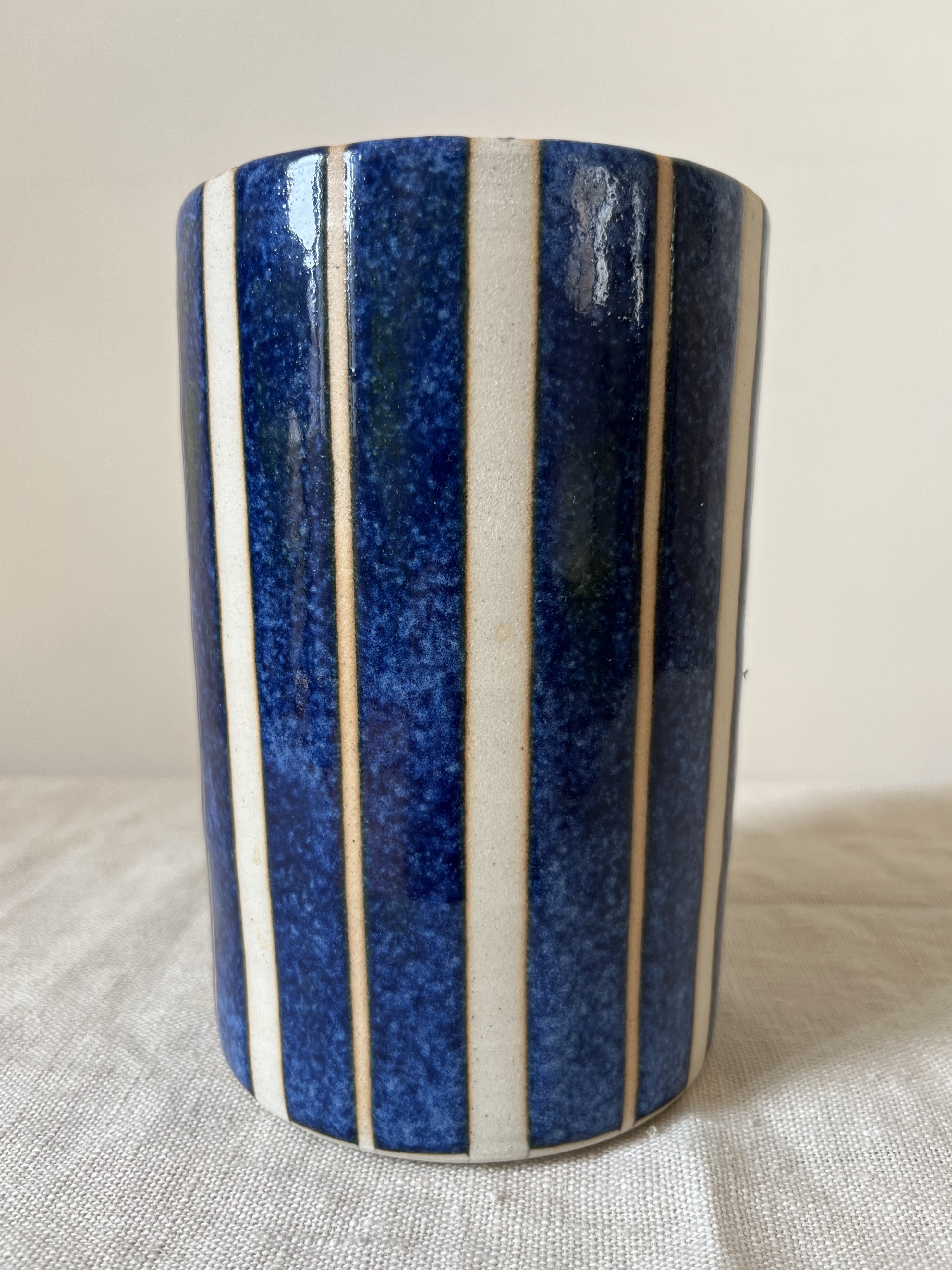 Vase rayé bleu