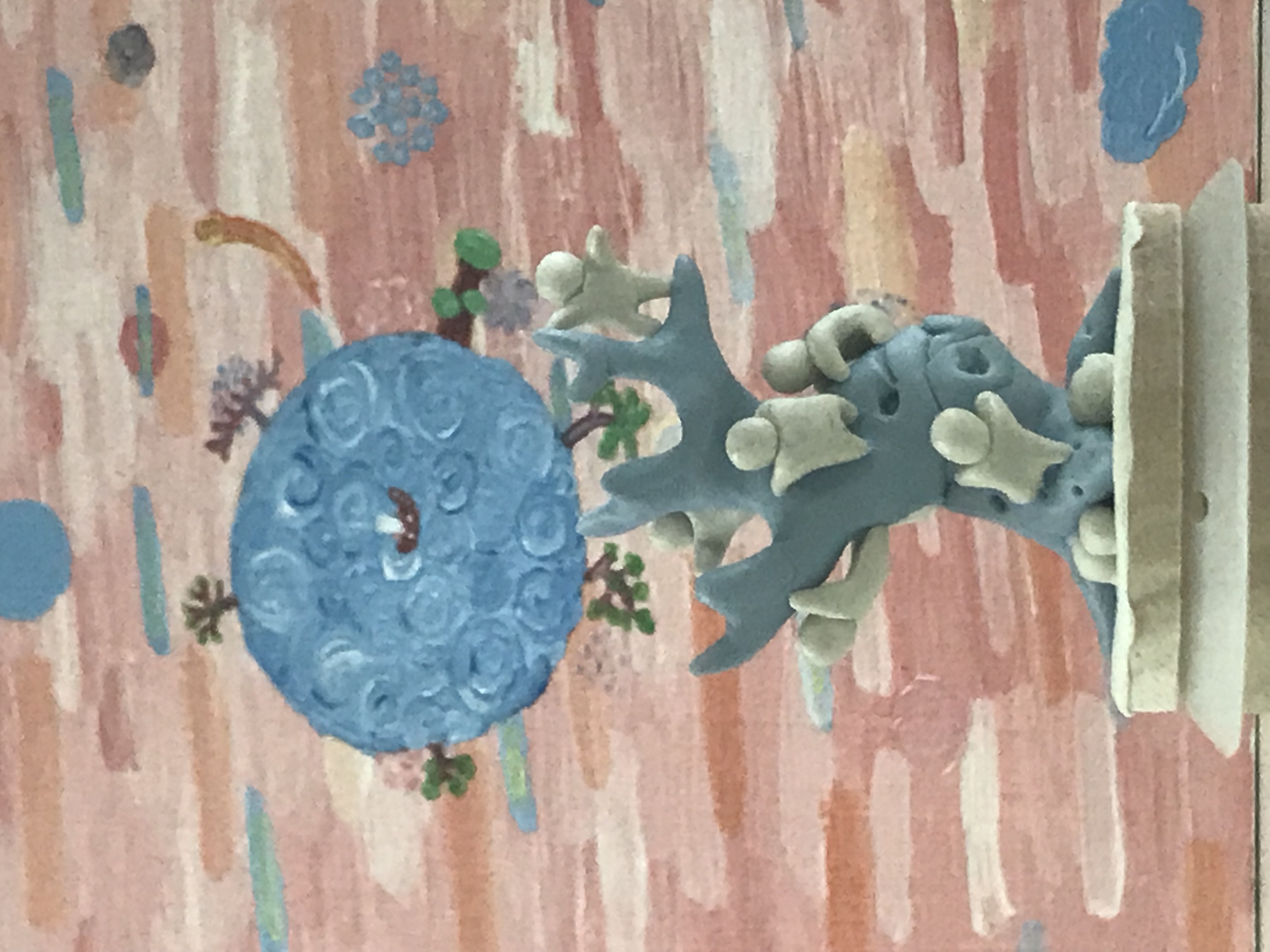 Petits bonshommes grimpant à l'arbre