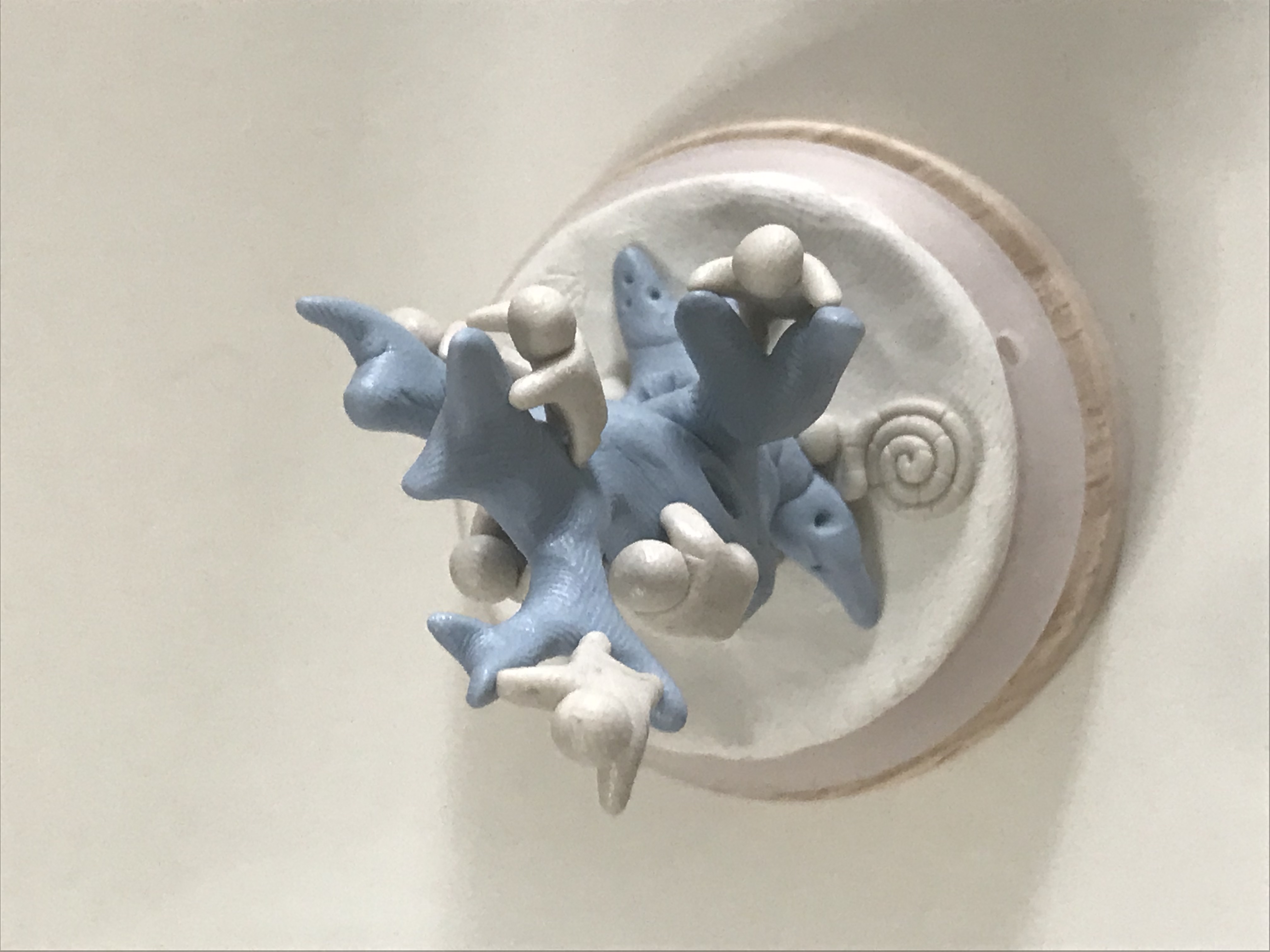 Petits bonshommes grimpant à l'arbre