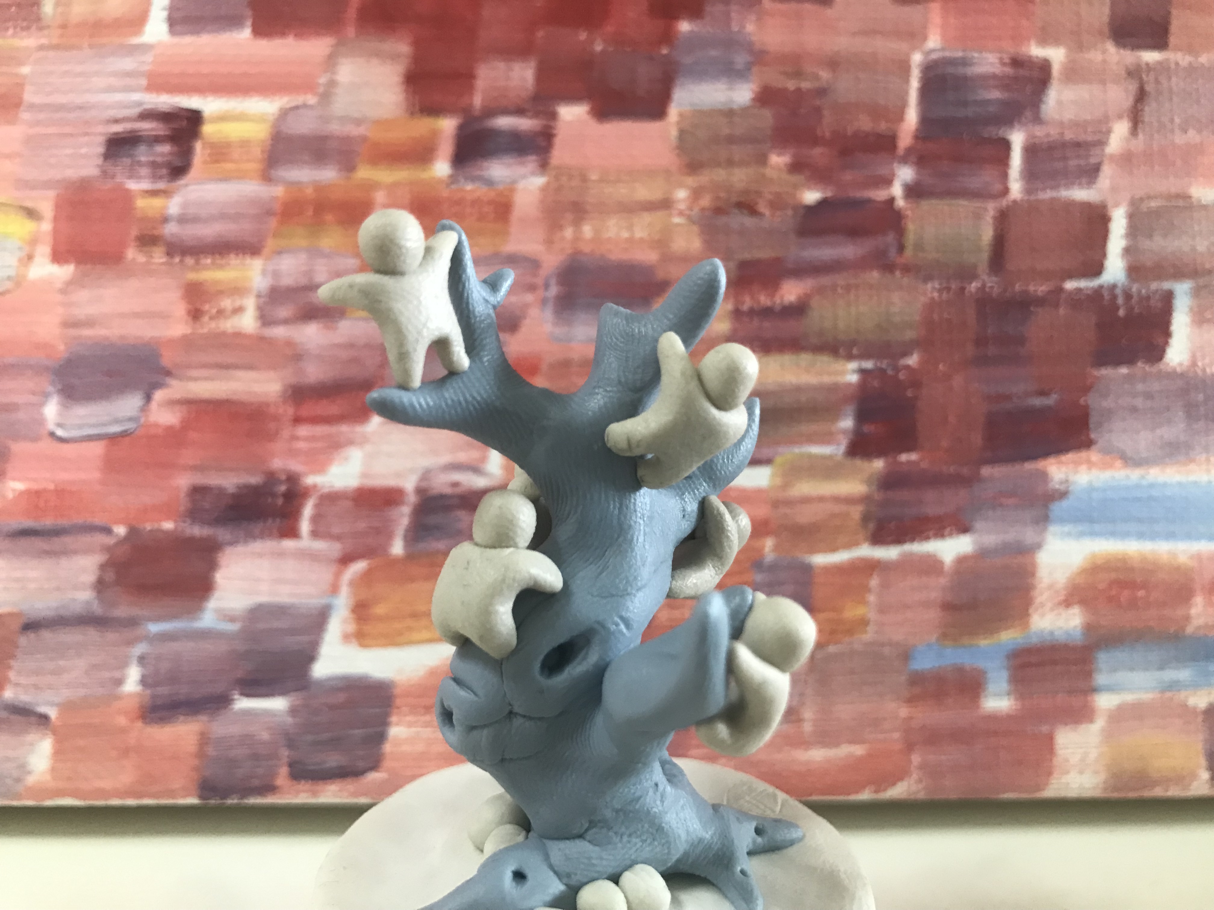 Petits bonshommes grimpant à l'arbre